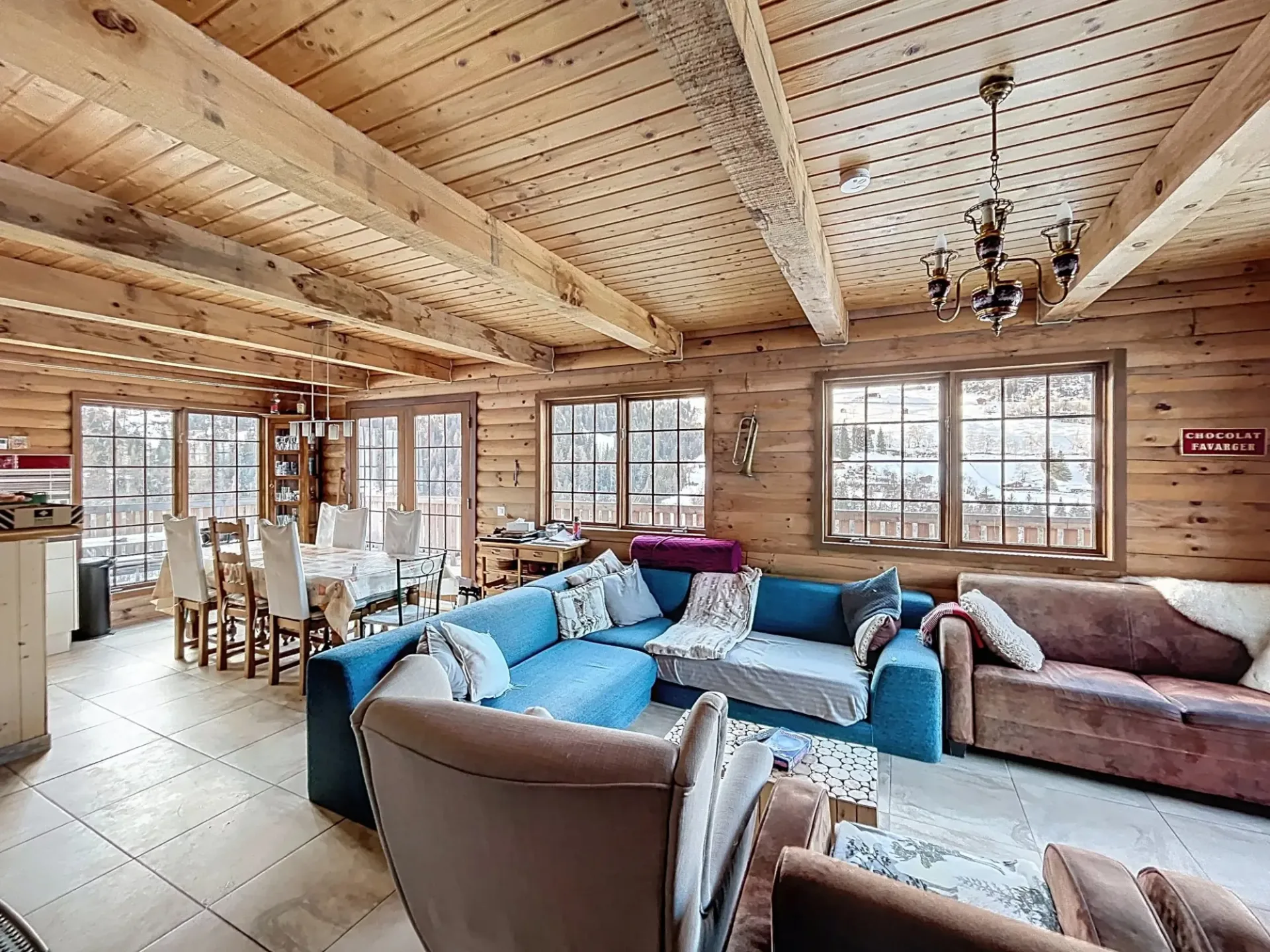 Chalet canadien en rondins avec deux appartements et vue imprenable