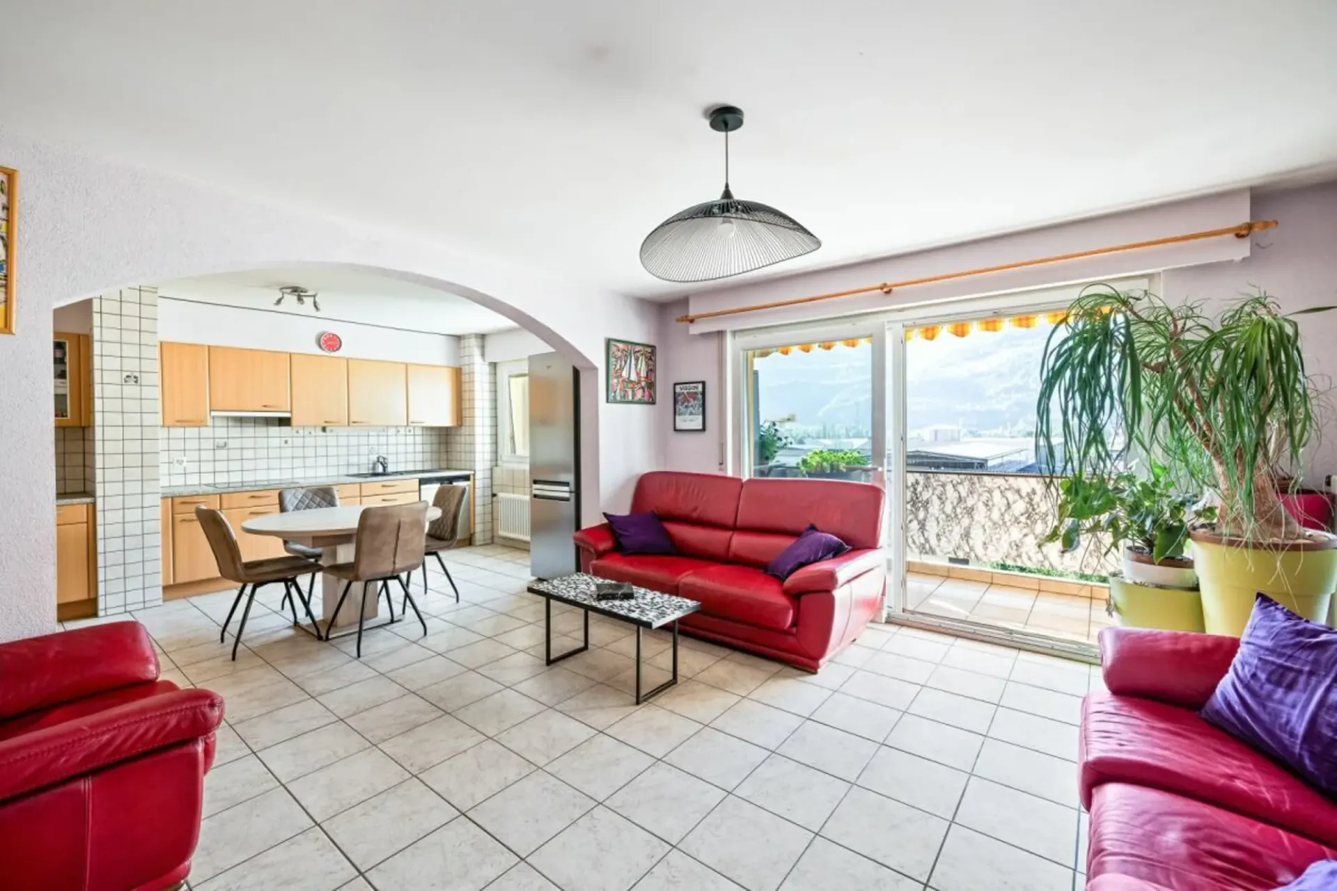 Spacious attic with 4 rooms, 1/2 of 111 m2 gross floor area in Conthey