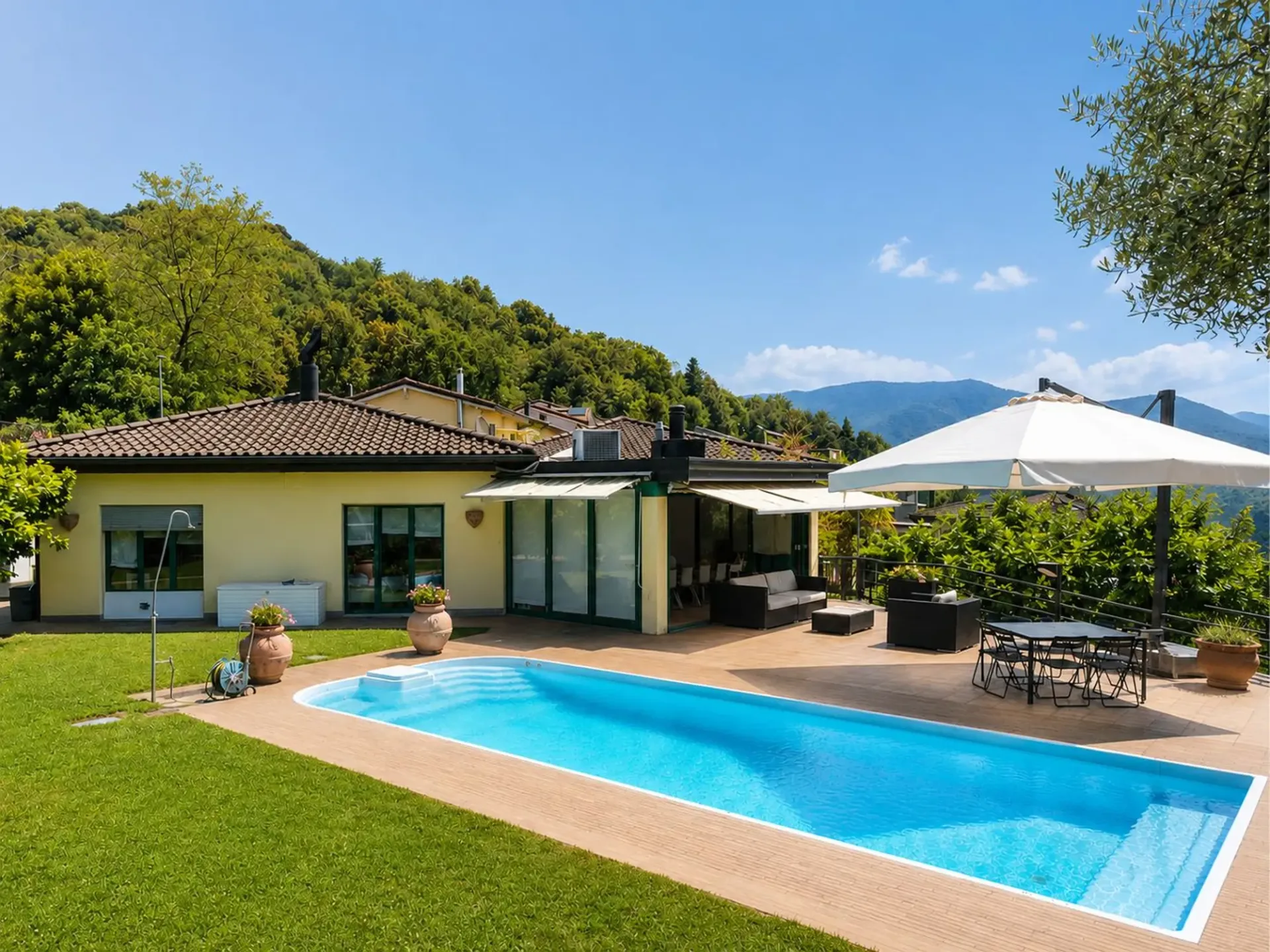 Wunderschöne Villa mit Pool im Grünen