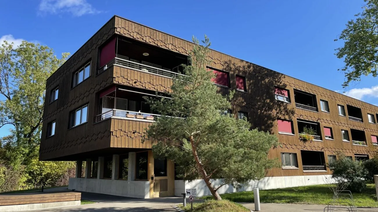 Habitation moderne entre ville et nature