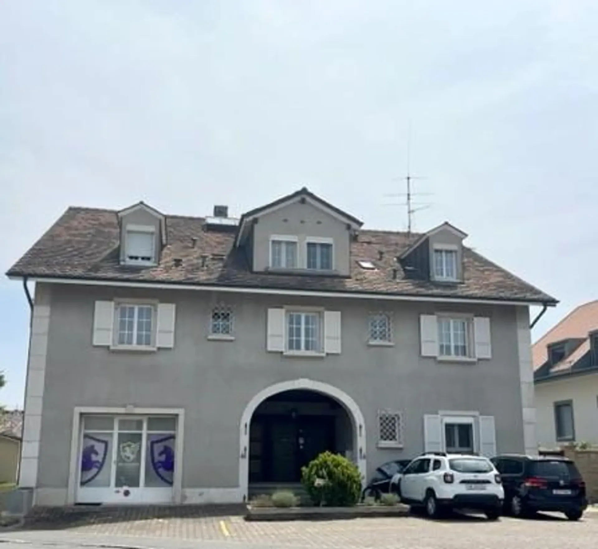 Schönes Apartment im 2. Stock eines kleinen Gebäudes in Eysins