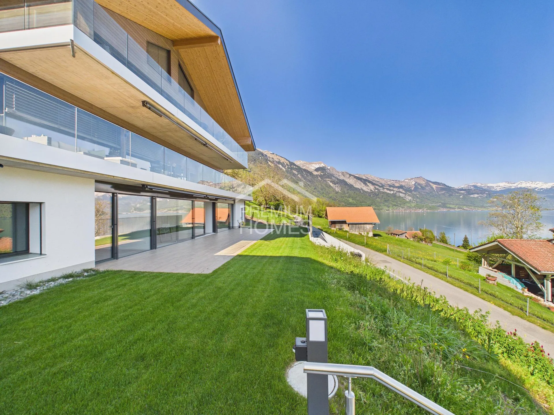 50 m² Sonnenterrasse mit Seesicht - modernes Wohnen am Brienzersee!