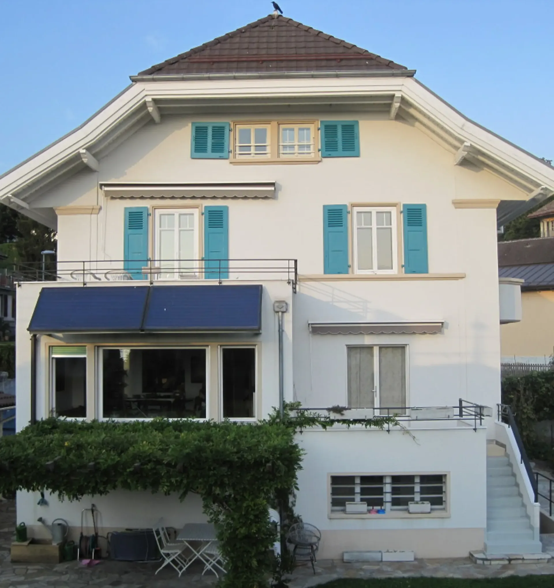 Sehr schönes Haus aus den 30er Jahren, 3 Apartments, 582 m2 Grundstück