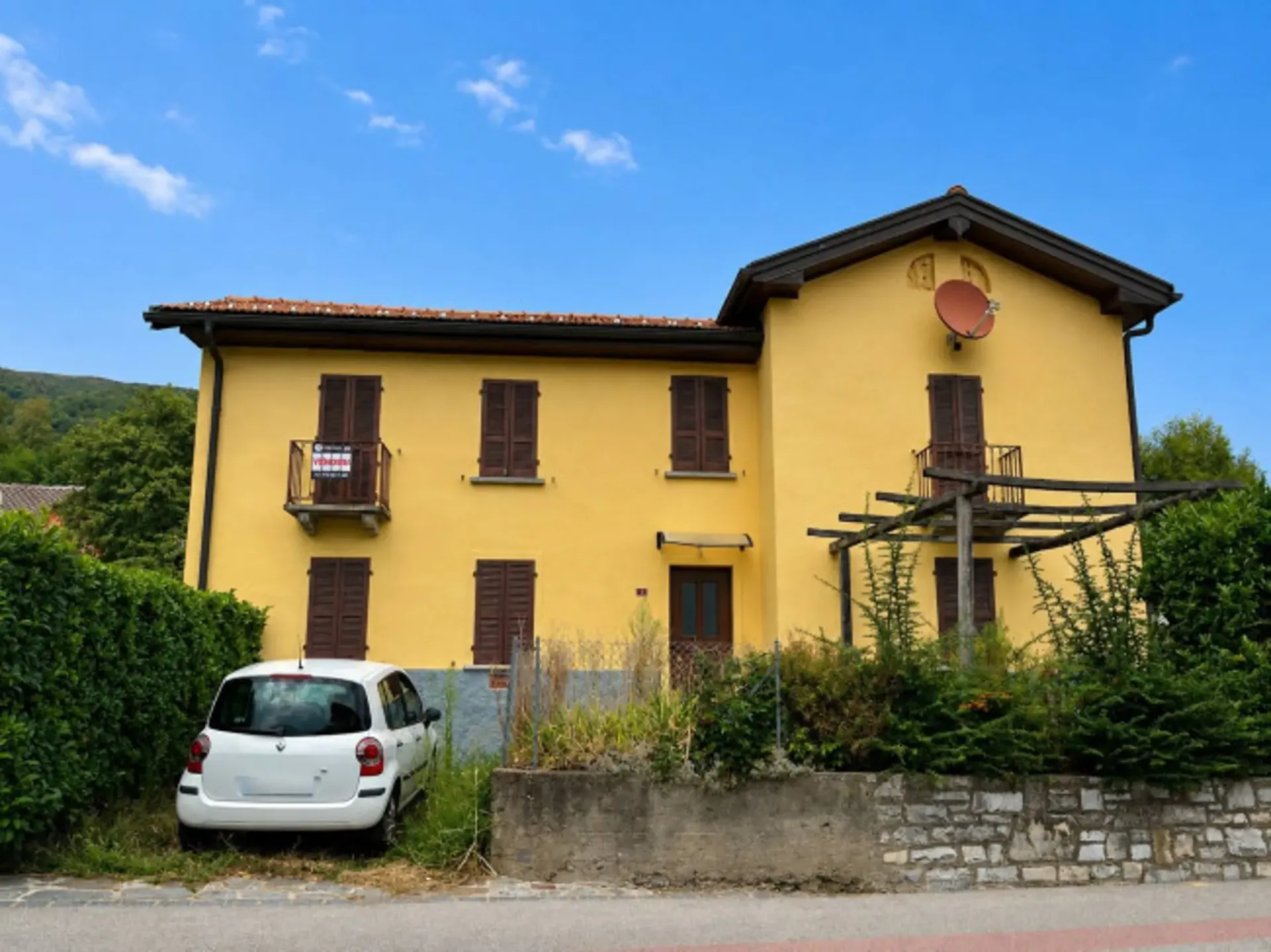 Detached house with large garden and parking
