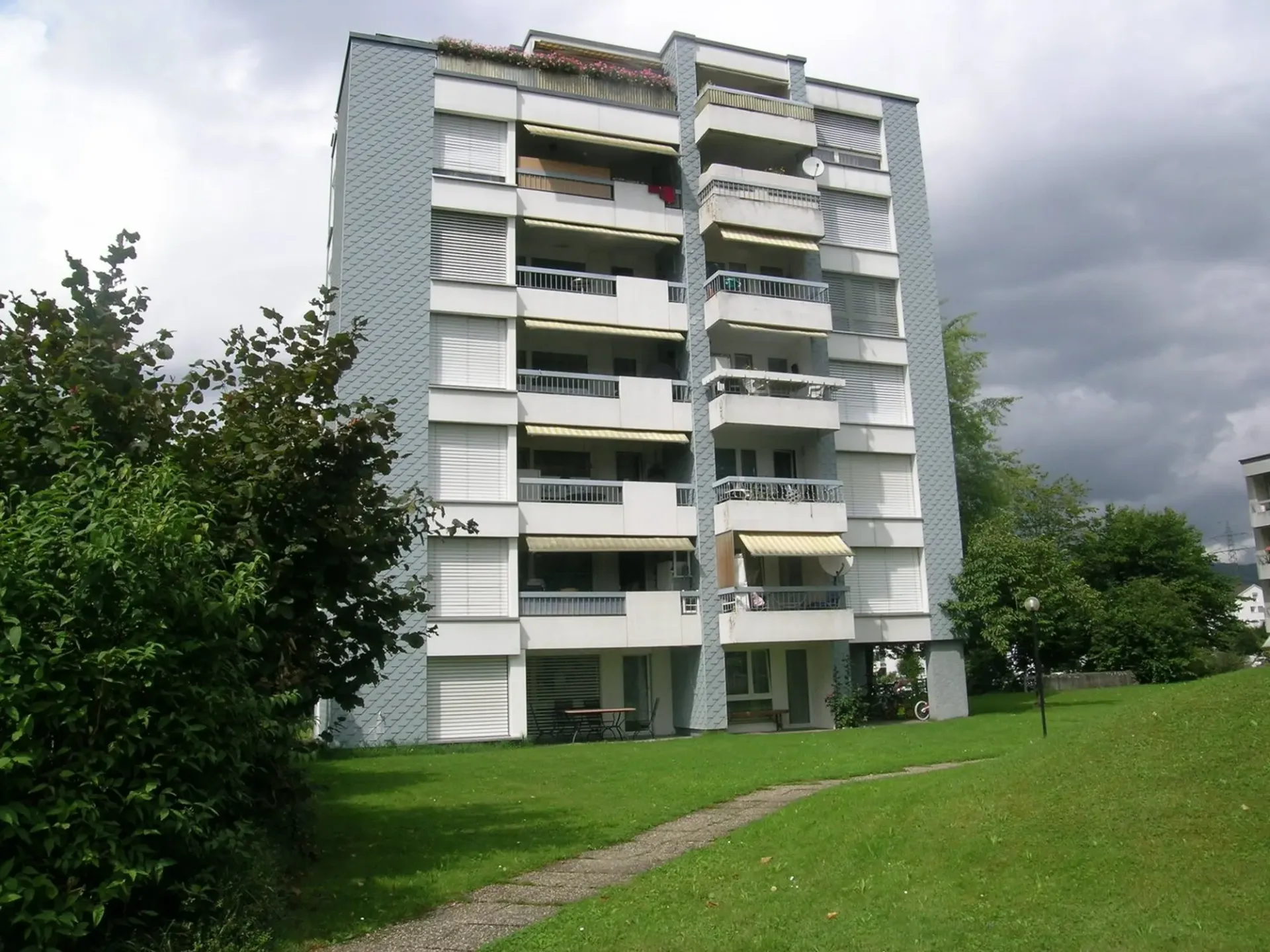 Appartement moderne 3.5 pièces au-dessus des toits d'Oftringen