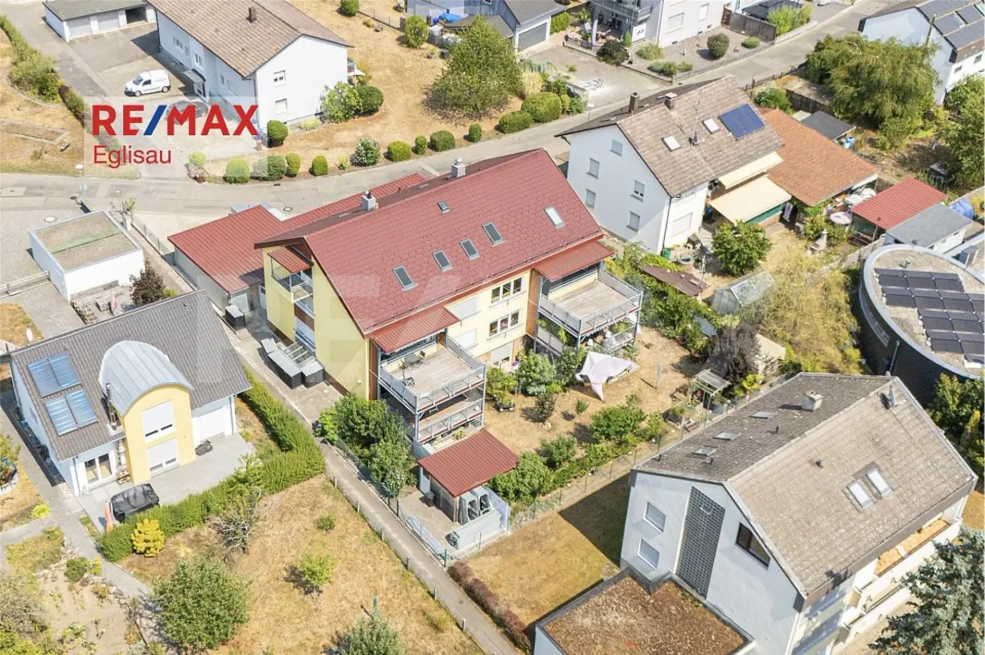 Casa semidetached attraente con 3 appartamenti, 3 carport, giardino e potenziale polivalente