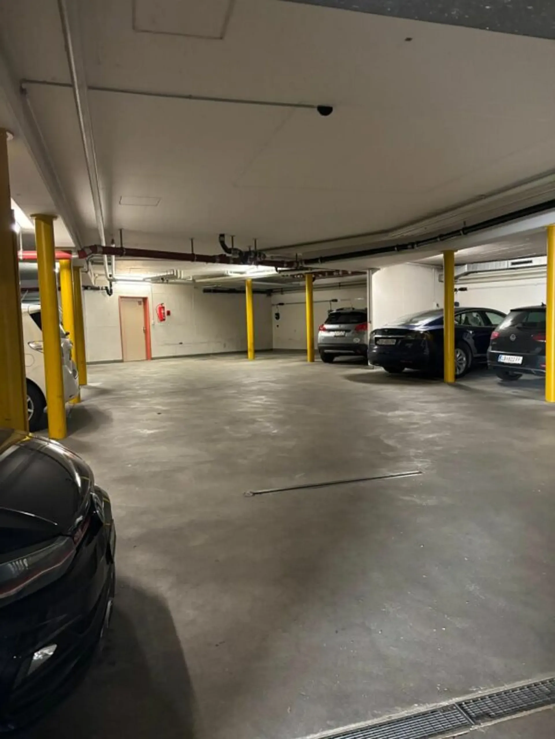 Tiefgaragenparkplatz mit Elektroanschluss in der Stadt Zürich