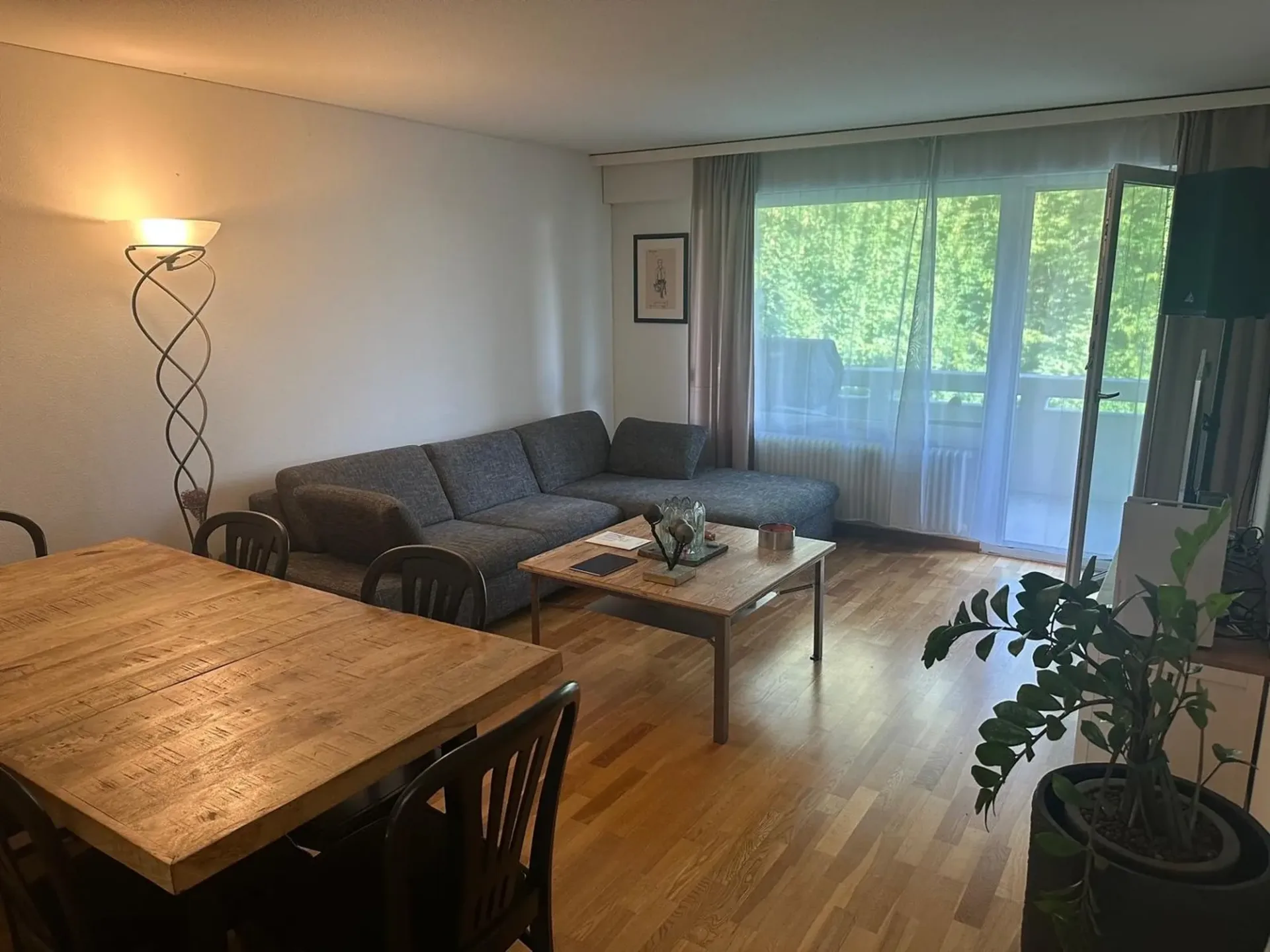 Grosszügige 3.5Zi. Wohnung im Grünen. Tiefgaragenplatz inkl.