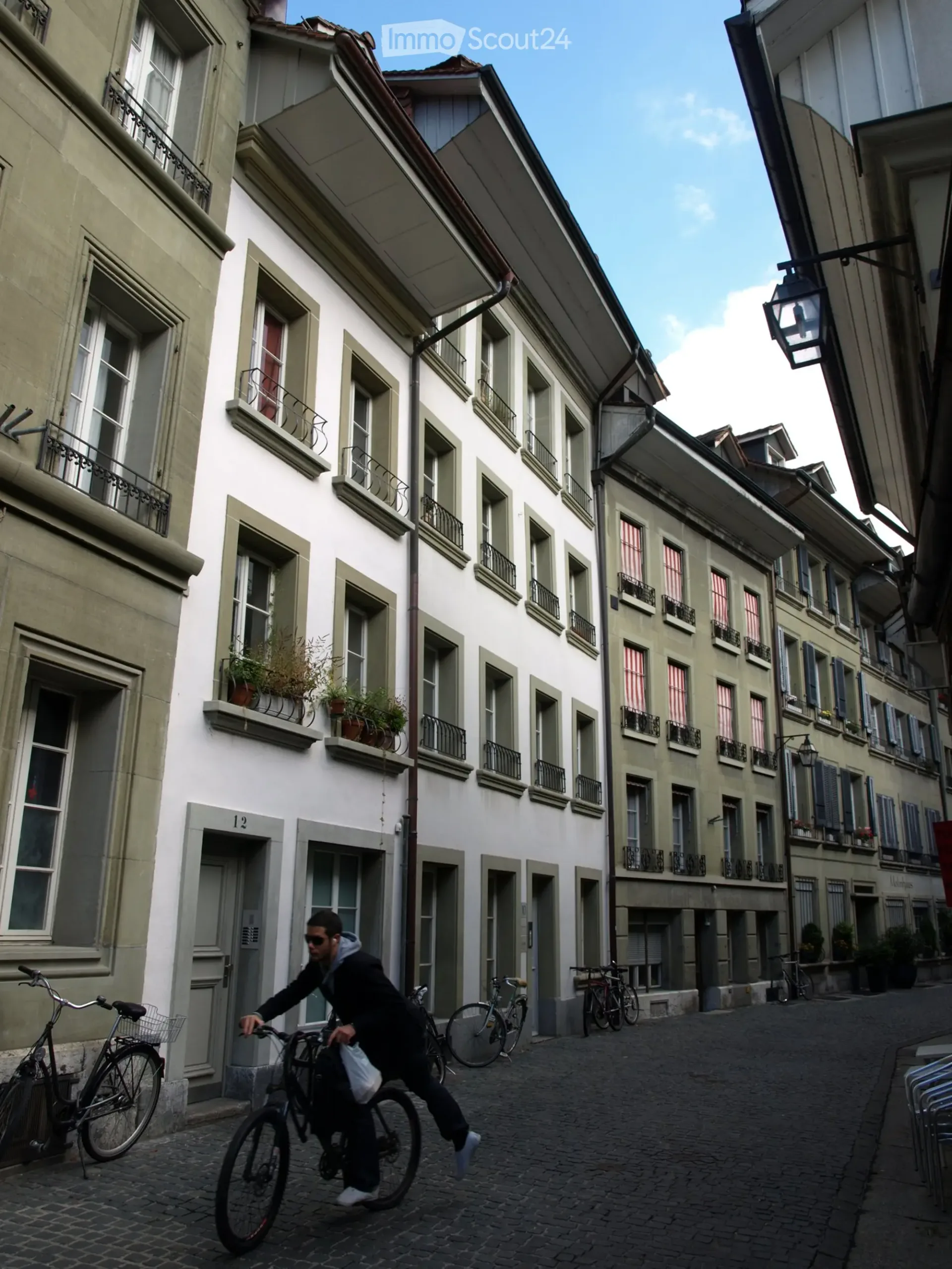 Sunny 4-room old building apartment in the Bern old town