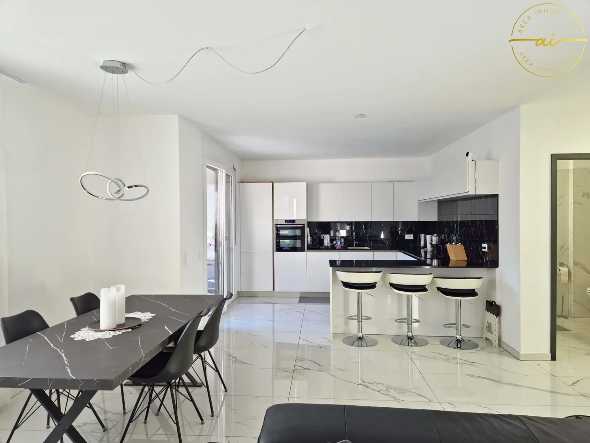 Elegant and Bright 4.5-Room Apartment with Private Garden in Viganello