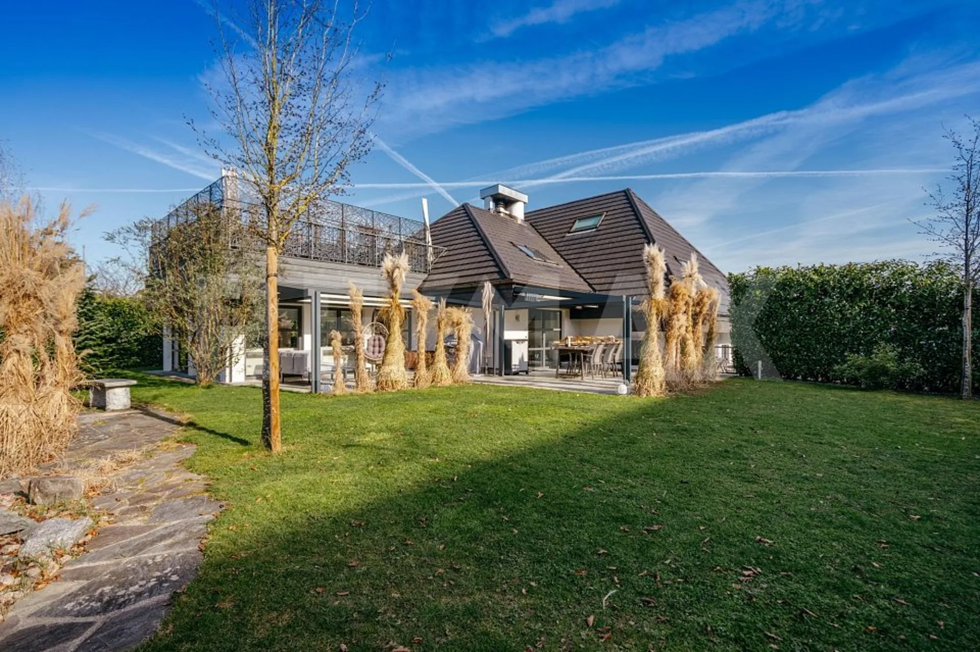 Luce, spazio, generosità: casa a famiglia caratteristica con esigenze moderne
