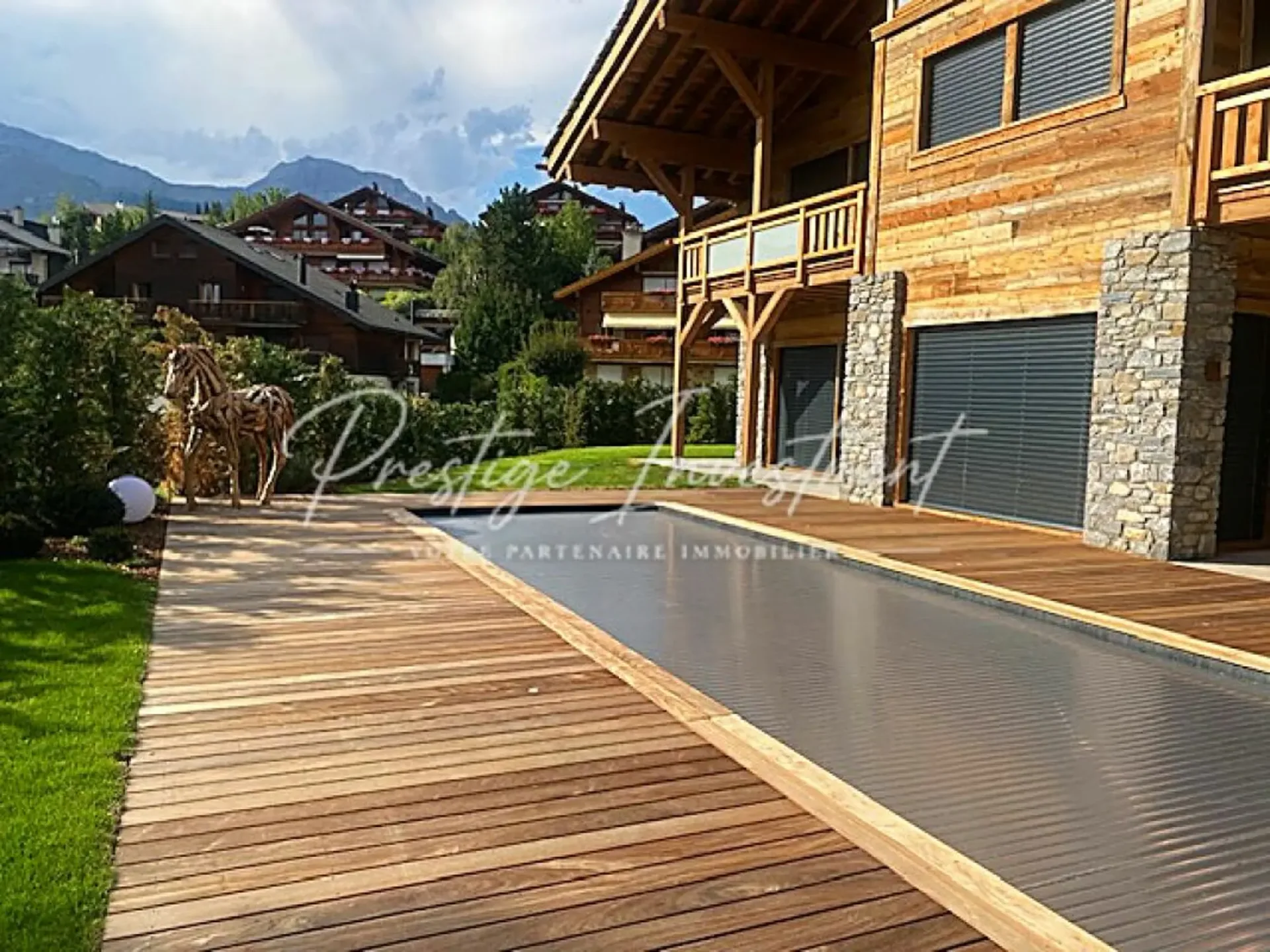 Meraviglioso Chalet Prestige: campo da golf come vicino, Alpi all'orizzonte.