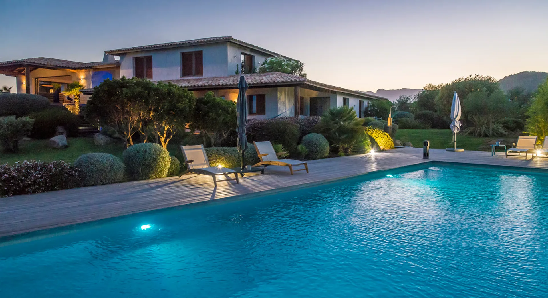 SUPERBE VILLA MIT ÜBERLAUFENDEM SCHWIMMBAD FÜR IHRE URLAUBE