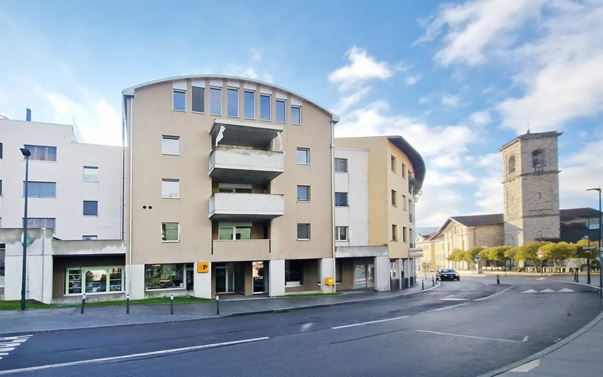 Elegantes, grosses 3,5-Zimmer-Wohnung mit überdachtem Balkon und Parkplatz in der Tiefgarage