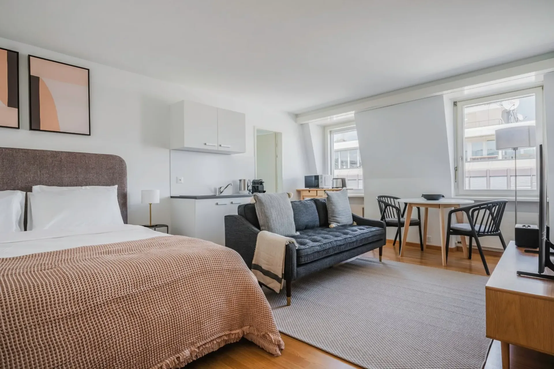Charming Furnished Studio on the 5th Floor in Zürich's Prestigious 8008 District