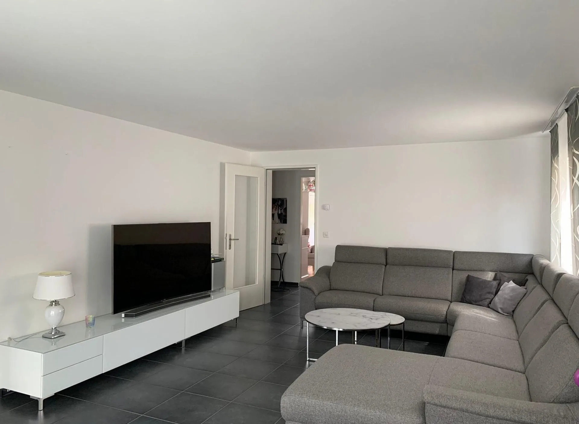 Moderne, neuwertige 3.5 Zimmer Etagenwohnung mit separater Waschküche