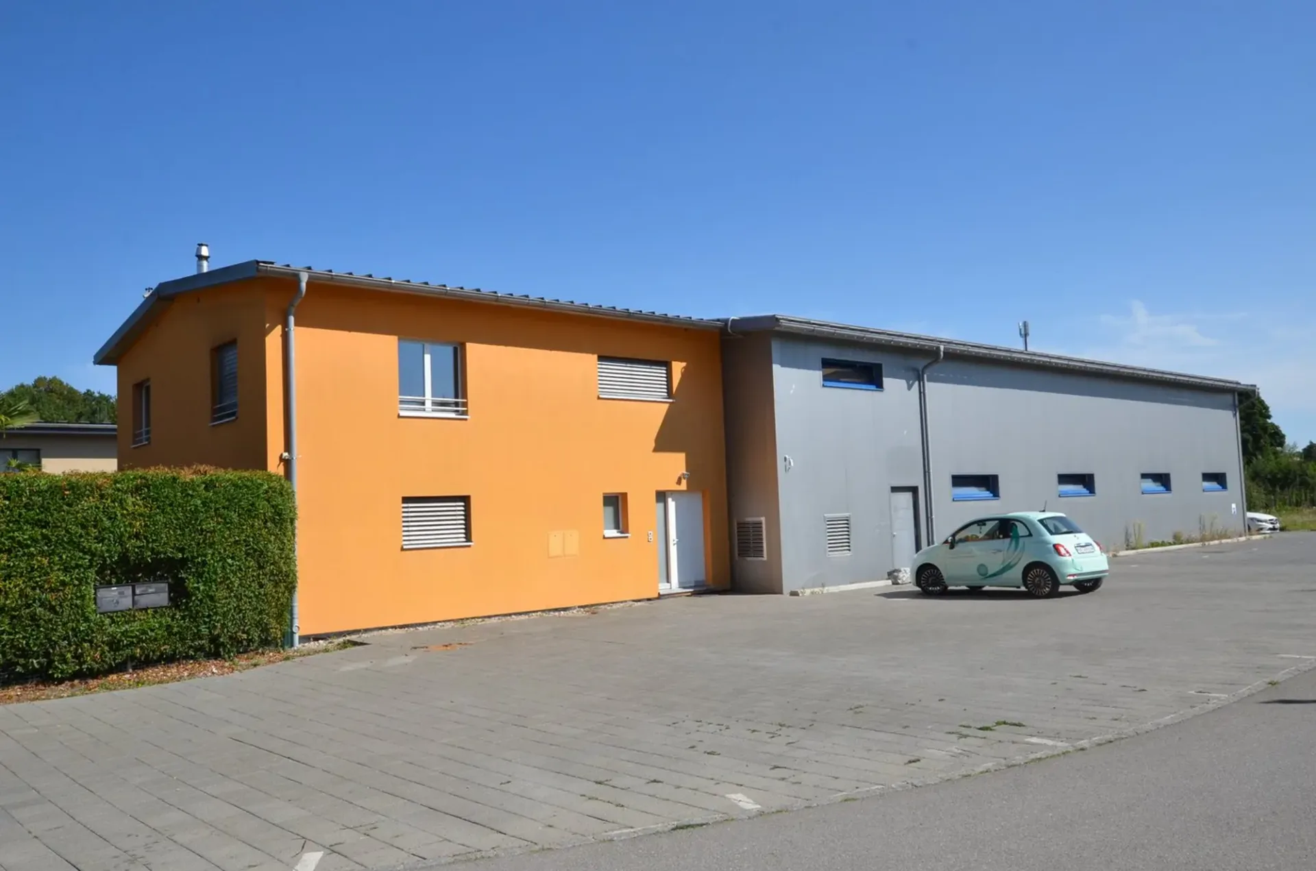 Zu vermieten: Gewerbehalle, Villa, Duplex, Parkplätze