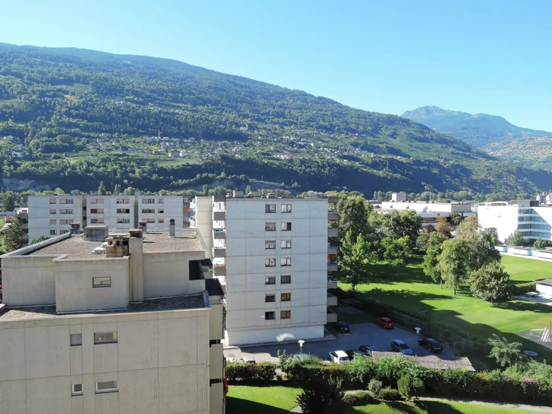 Studio im Dachgeschoss neben dem Bahnhof mit Parkplatz