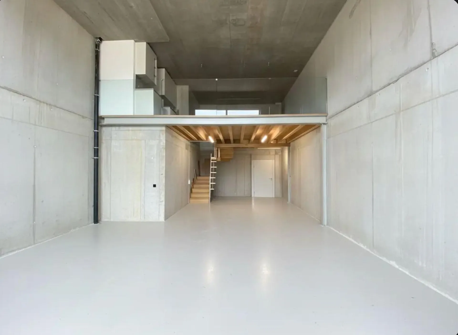 Zu vermieten - Gewerbehalle / Werkstatt / Beheiztes Lager von 115 m² mit Galerie
