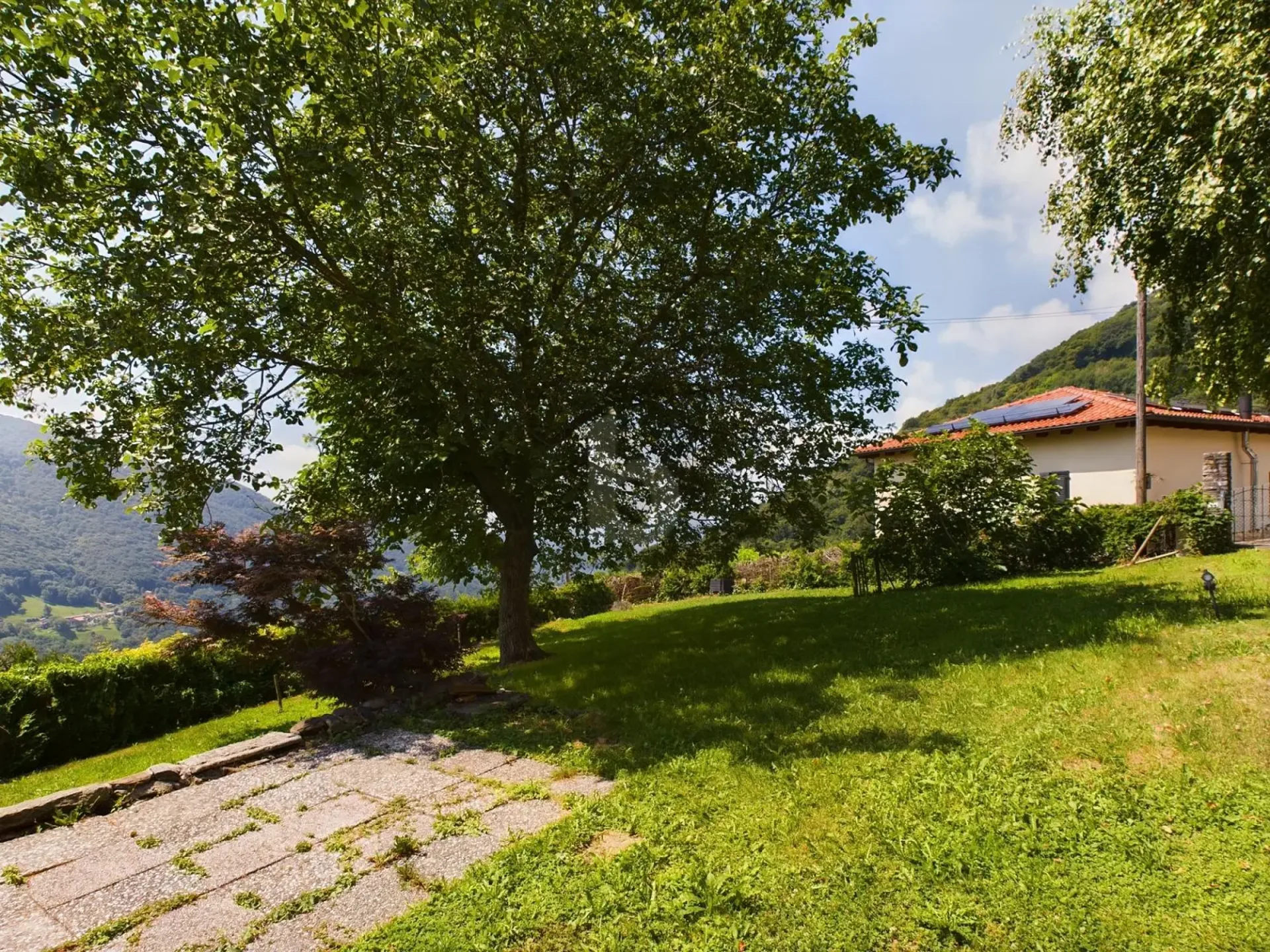 Sonnige Immobilie mit großem Garten