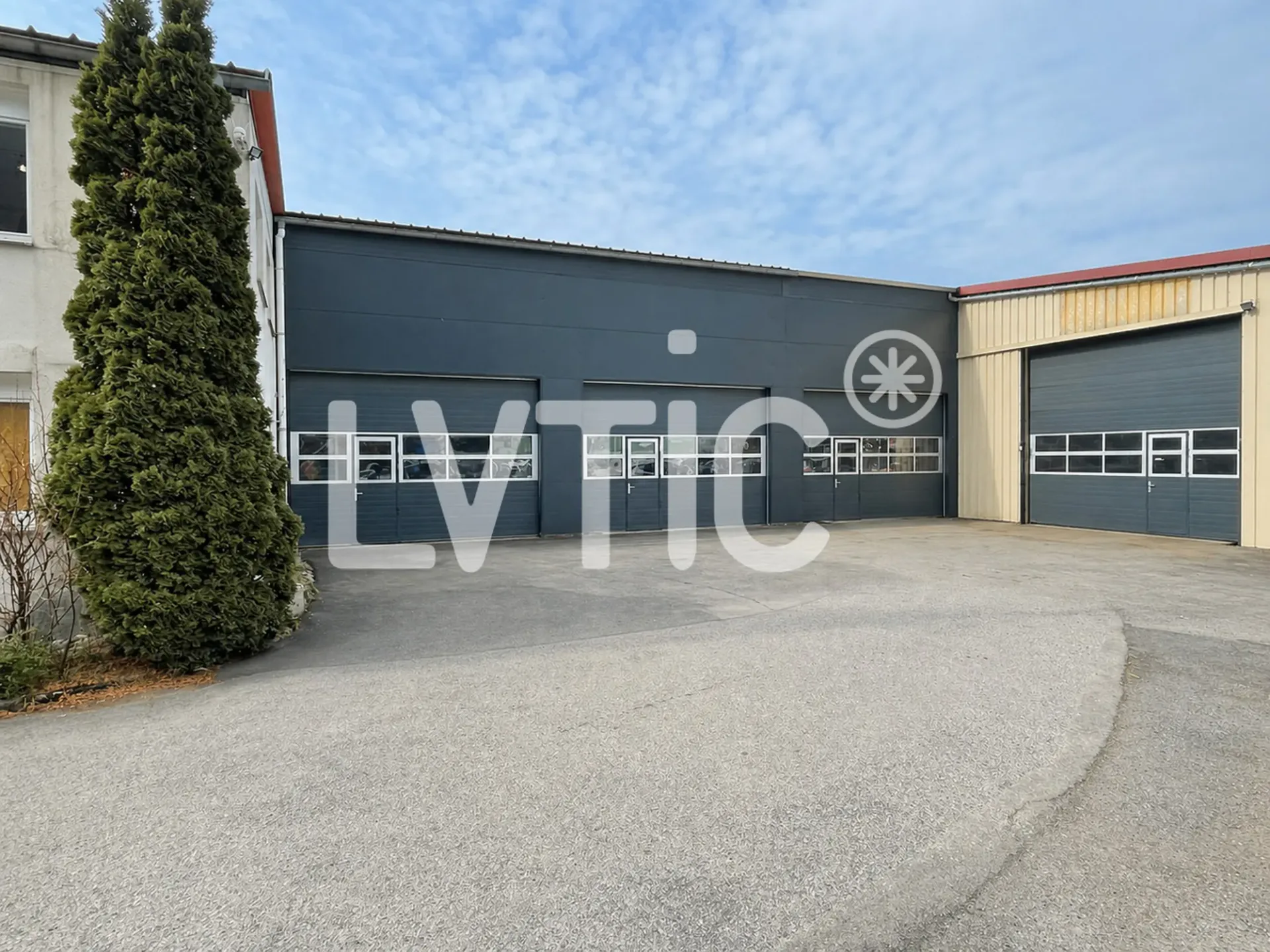 Werkstatt, Lager, Büros von 1500 m2 teilbar zu vermieten in Villeneuve