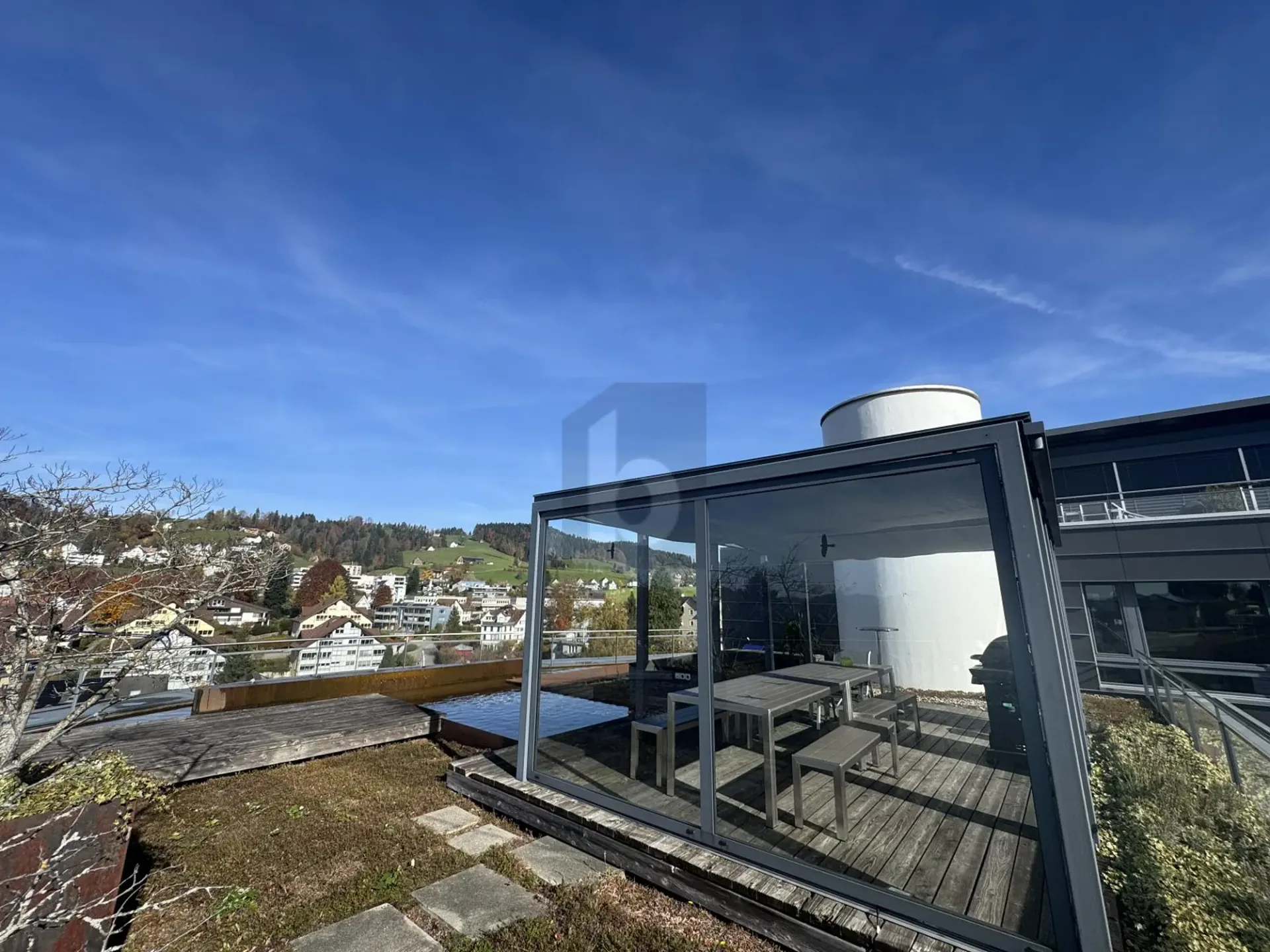 MODERNE ARBEITSFLÄCHE MIT TERRASSE