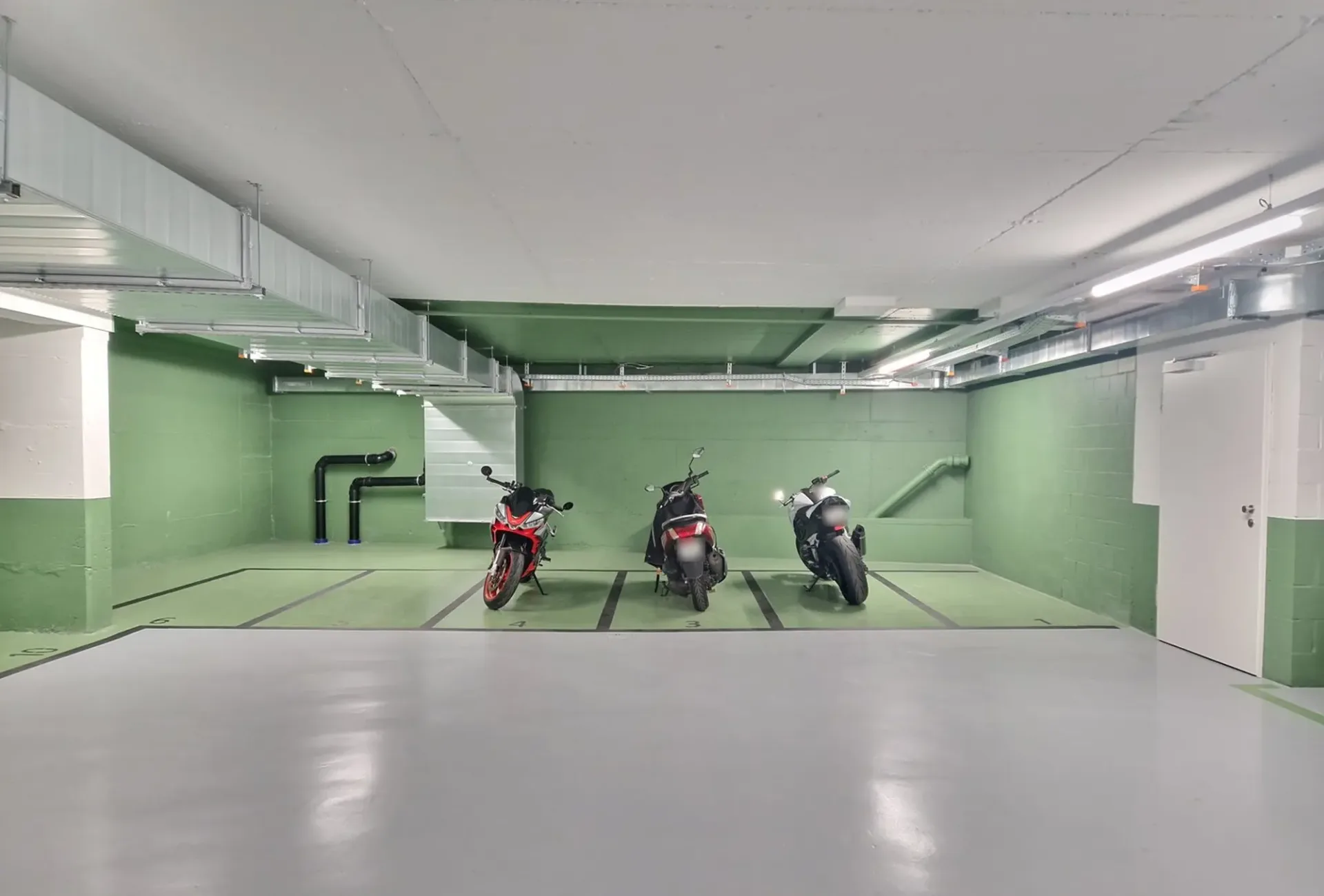 Sanierte Motorräder-/Lastenfahrzeugplätze