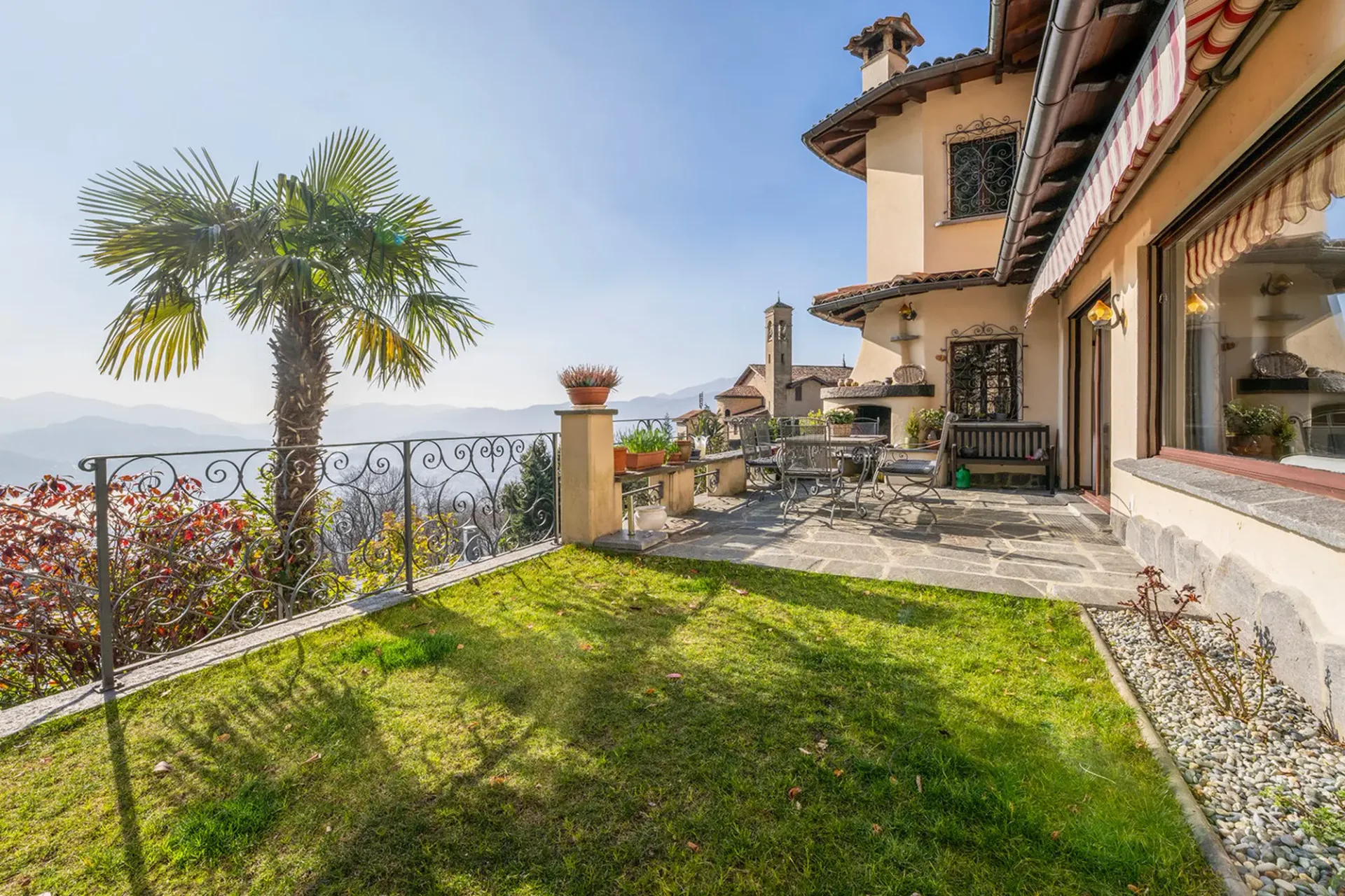 Zwischen Natur und Stadt, elegante Traumvilla mit Seeblick