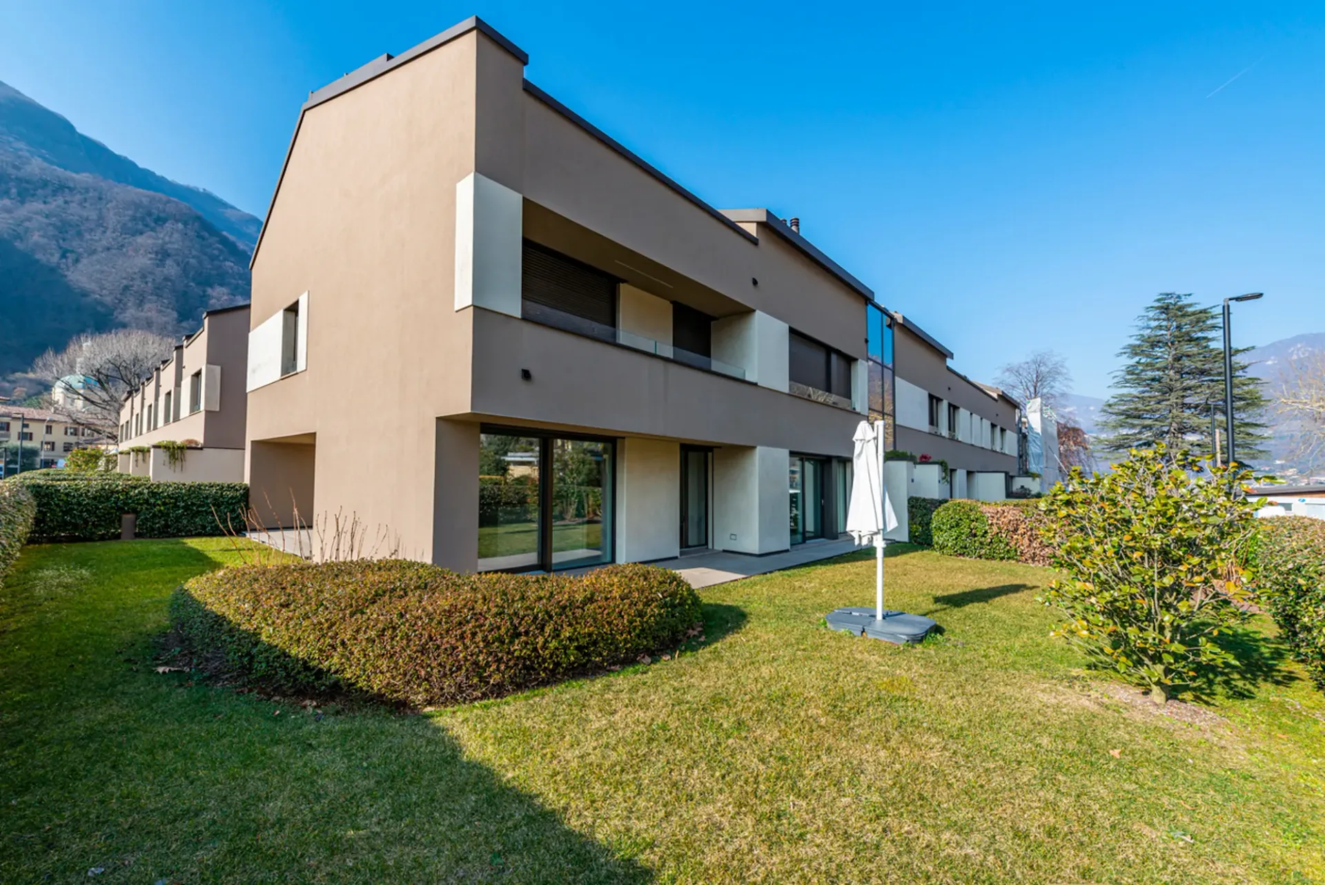 Appartamento ammobiliato con giardino privato al lago