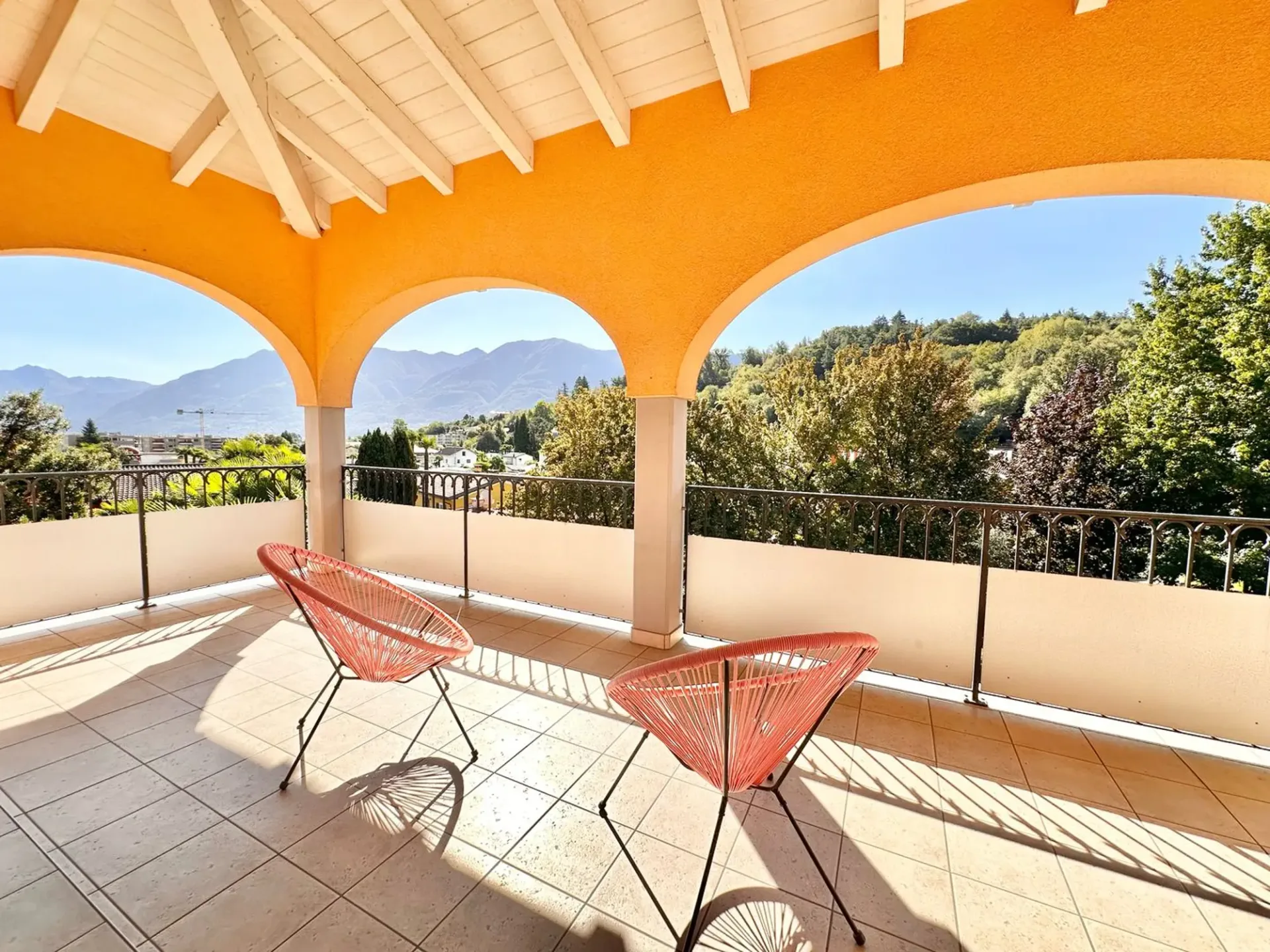 Über den Dächern von Losone – eine Terrasse zum Leben und das sanfte Rauschen des Wassers