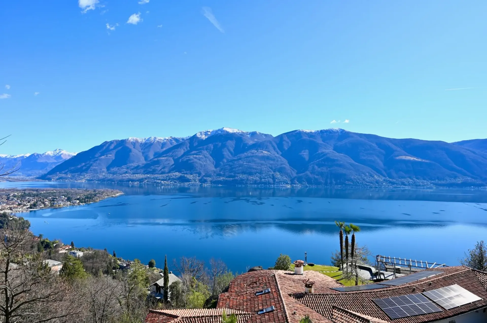 VILLA  CON VISTA LAGO. STILE MINIMALISTA. MASSIMO LUSSO