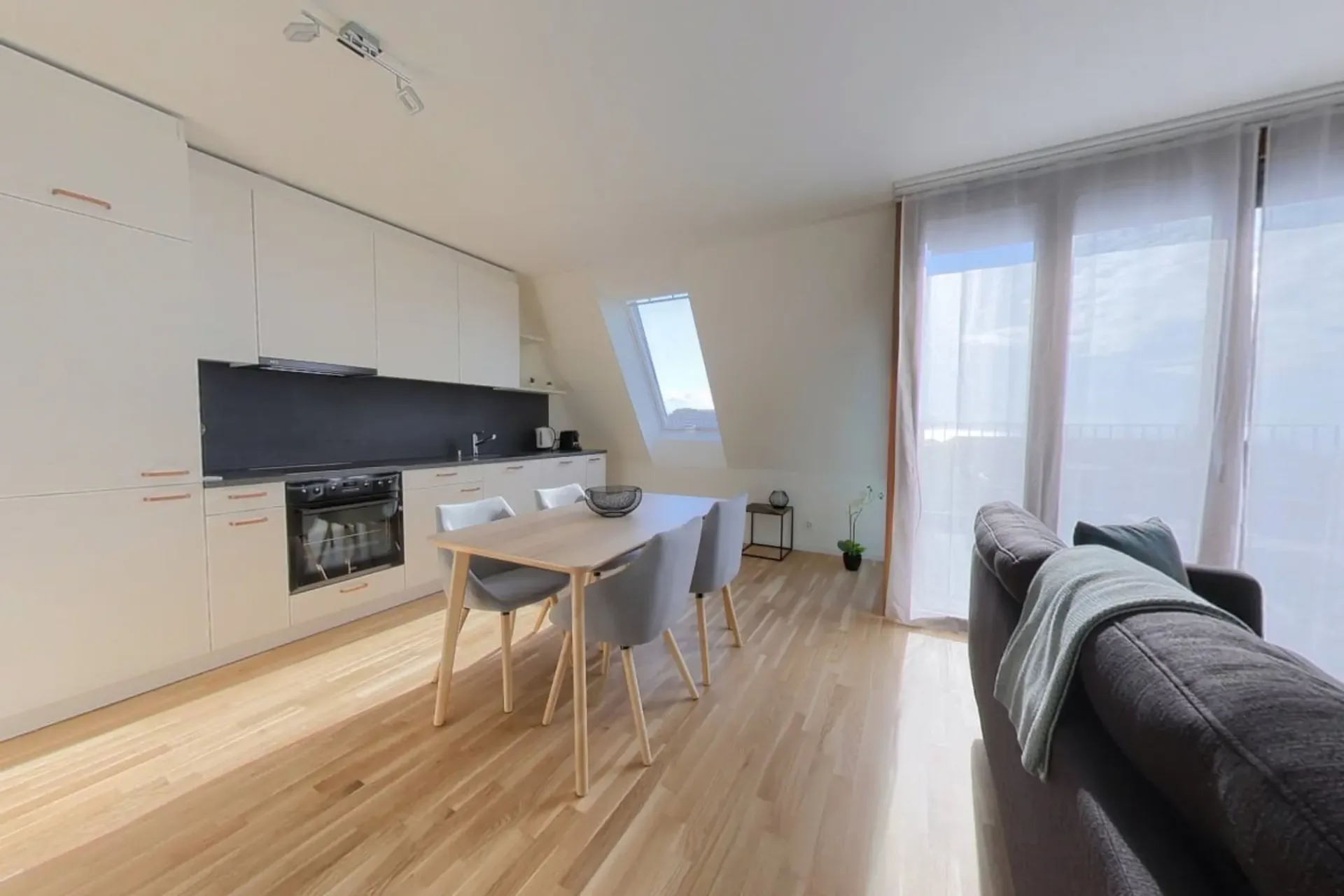 Neu renovierte 75 m² 2-Zimmer-Wohnung