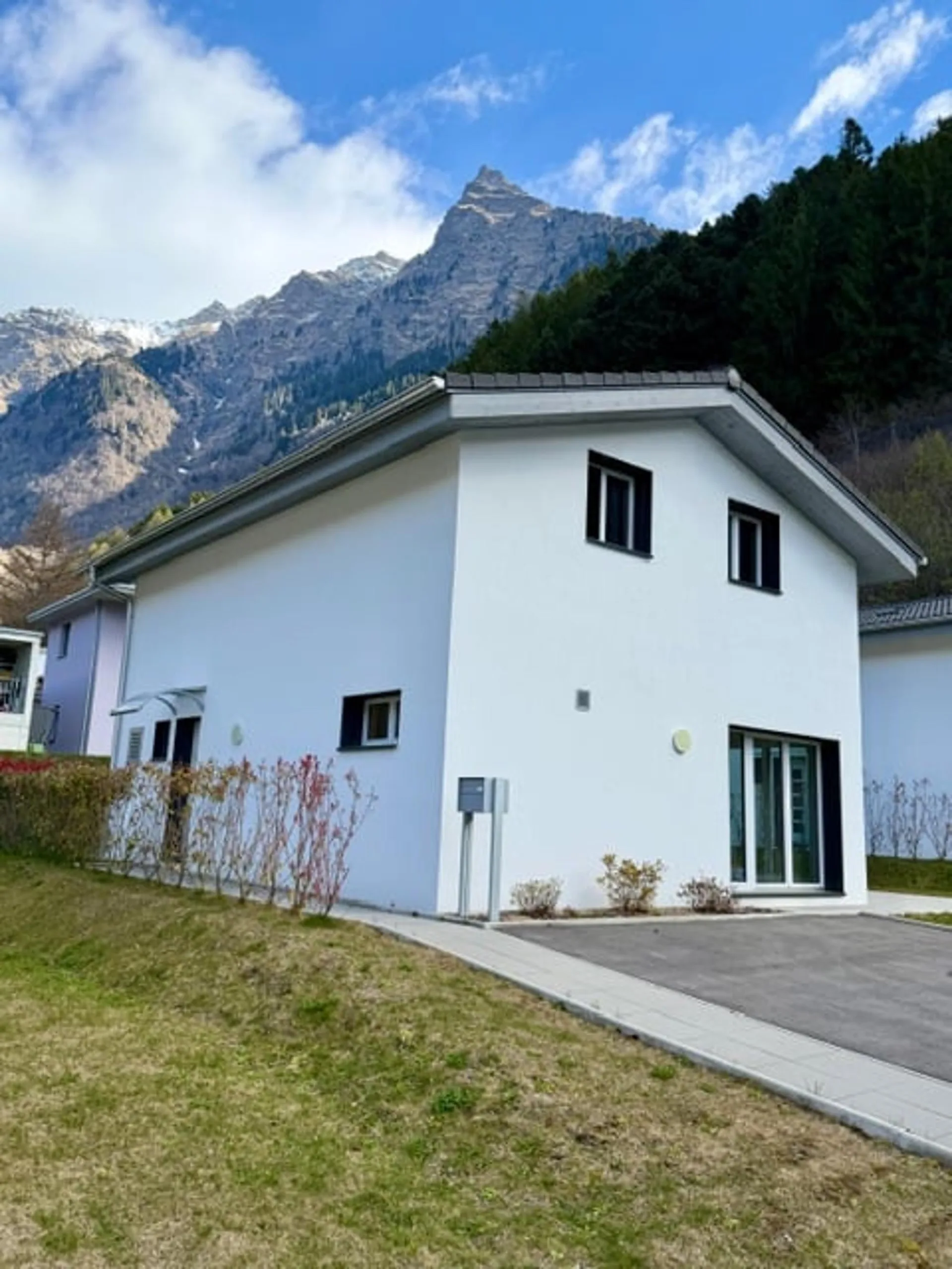Mesocco, modernes Haus mit Panoramablick, Neubau