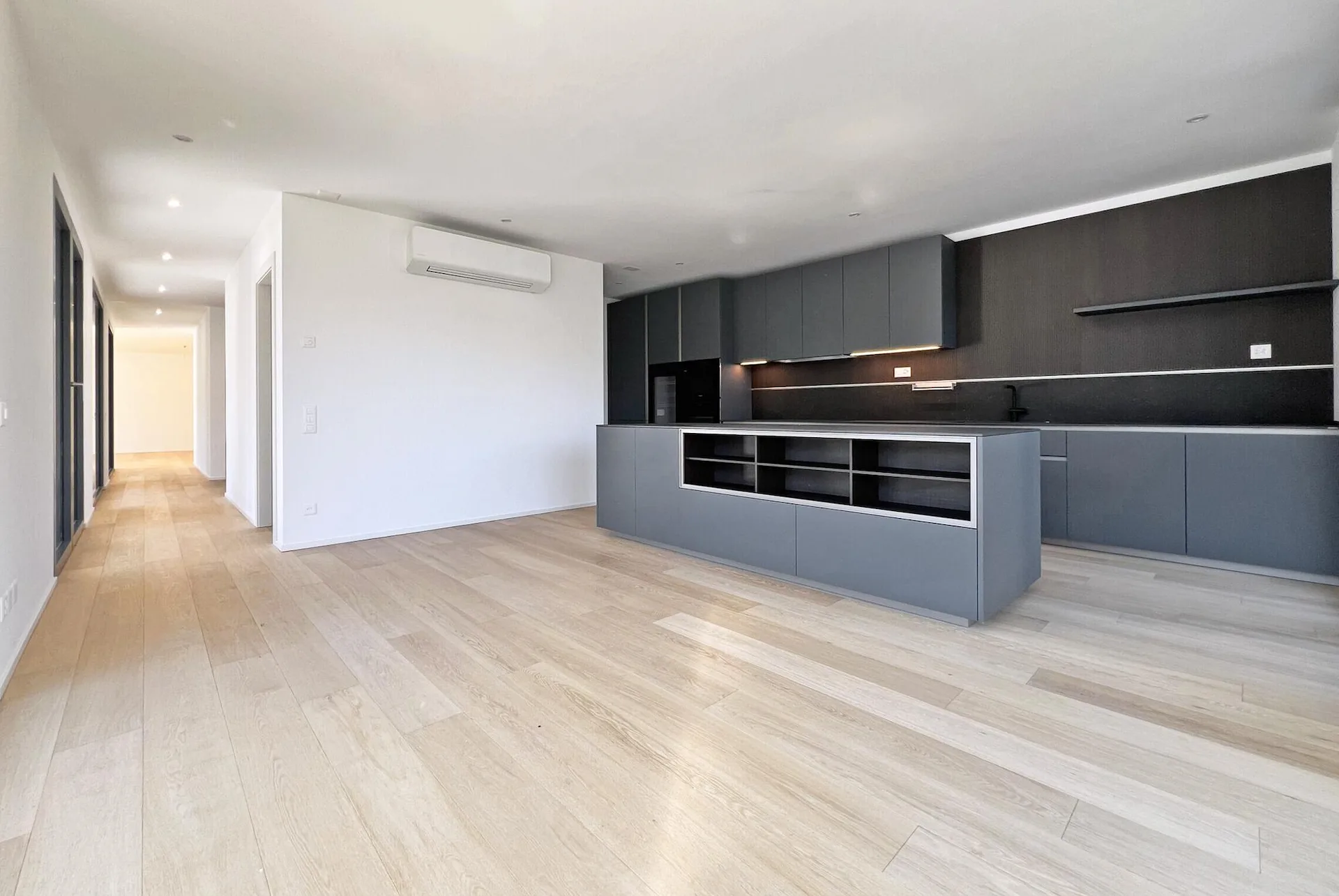 VICO MORCOTE Neue moderne Villa 7.5 Lokale Seeblick