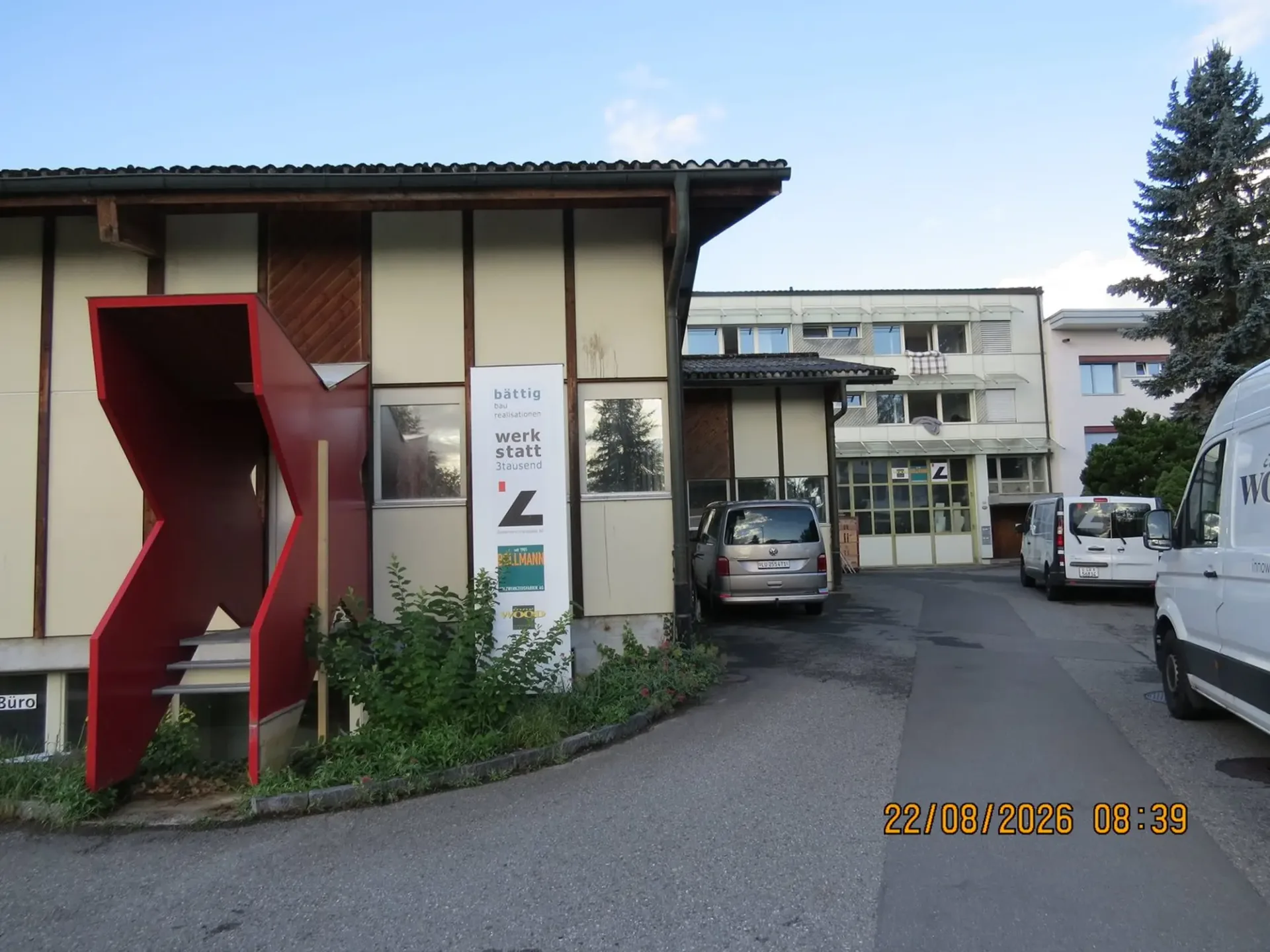 Propriété avec grande atelier de menuiserie, maison d'habitation et garage souterrain privé