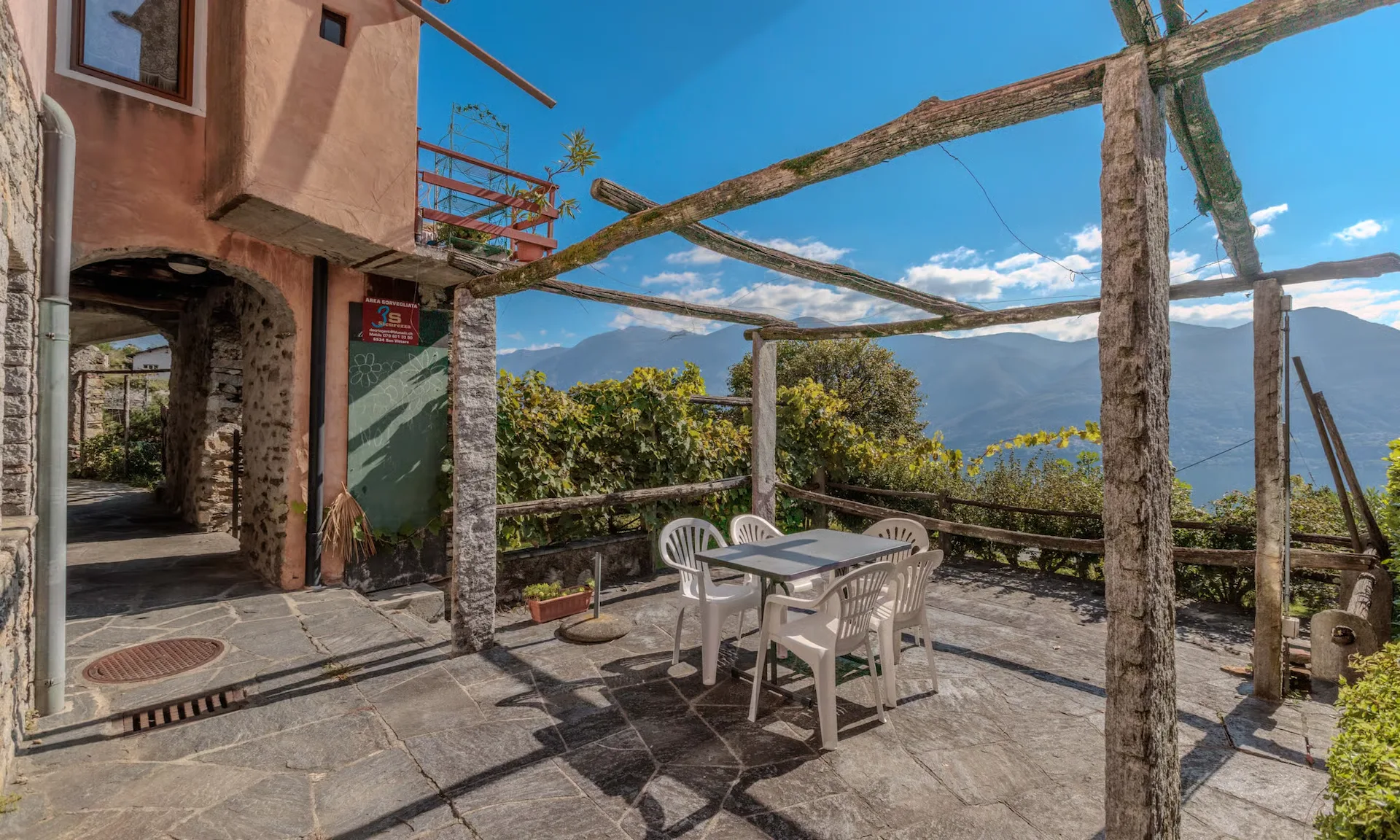 Stabiles Objekt mit Seeblick und 3 Einheiten, Restaurant und B&B in Brissago