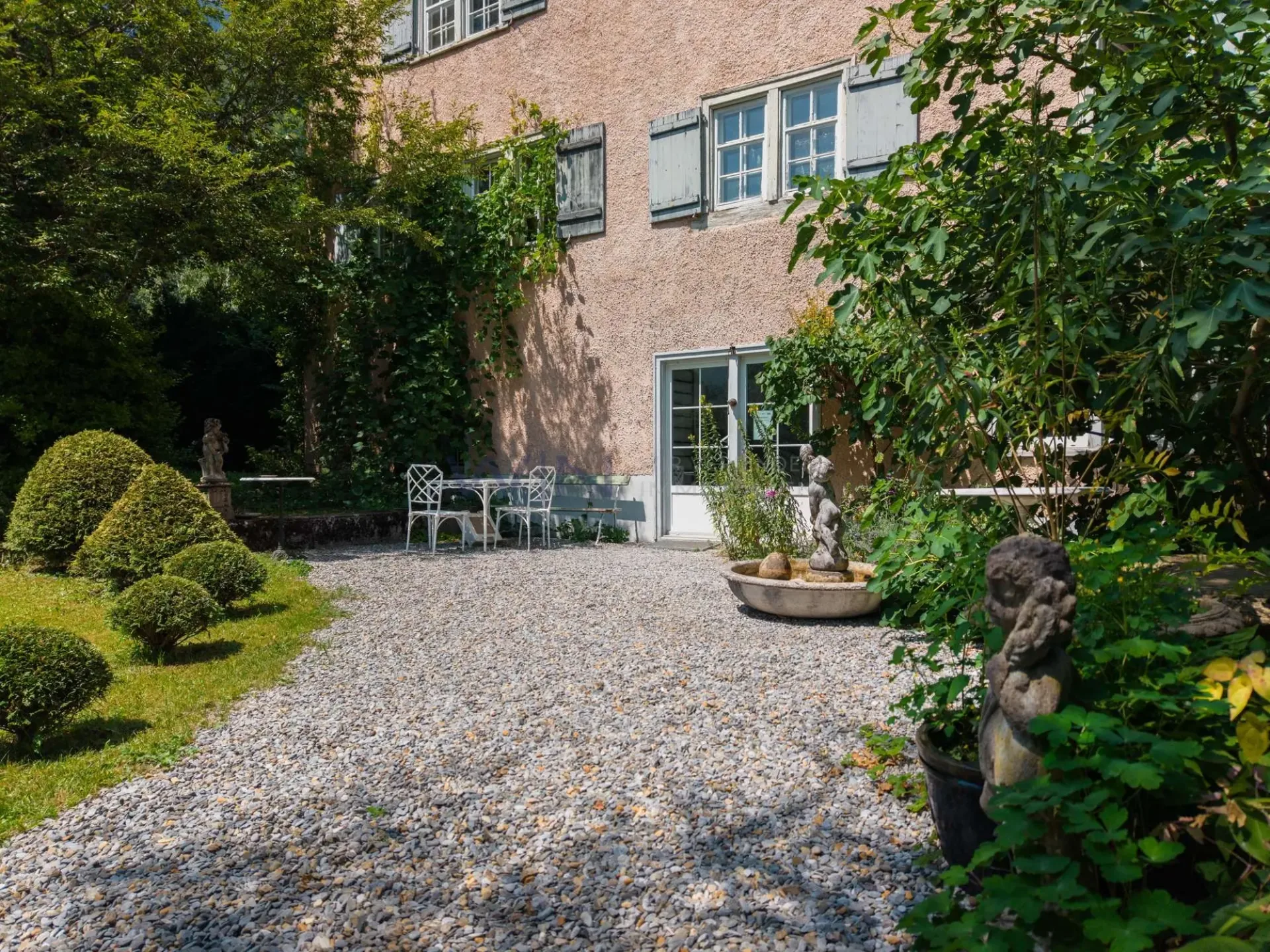 Potential gentleman's house with lover's return
