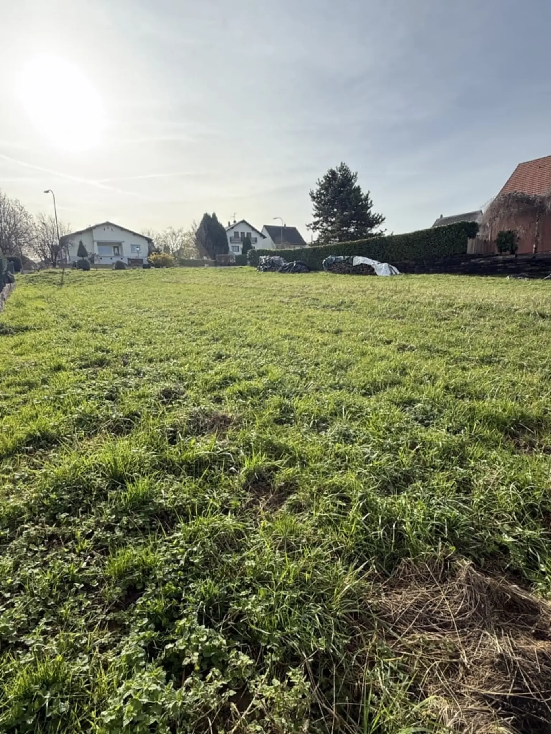 Réf: 11156 – Prix: 295.000 € – Terrain env. 11 ares, viabilisé, libre d’architecte!