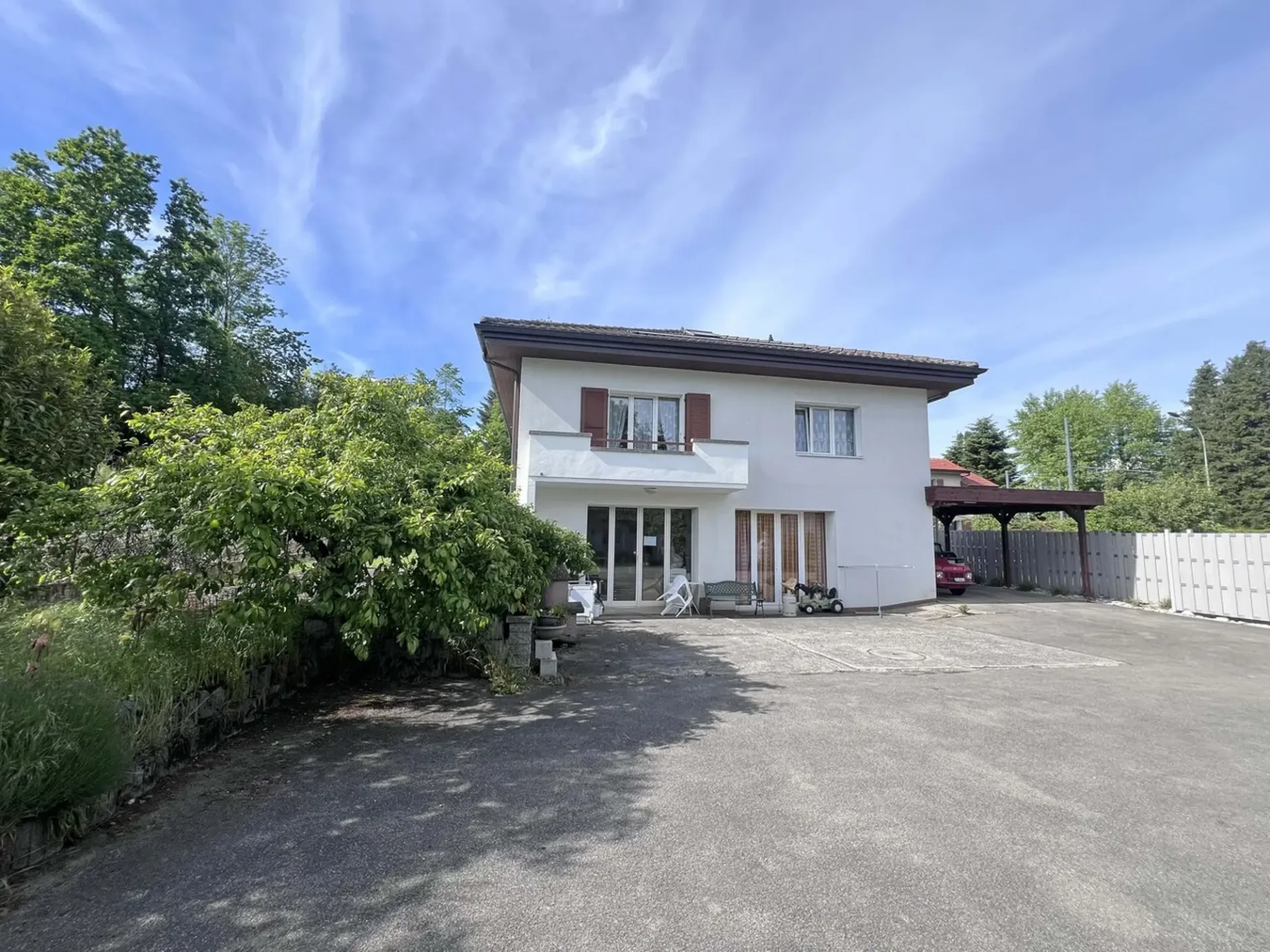 Villa mit Möglichkeit, 2 unabhängige Wohnungen zu schaffen