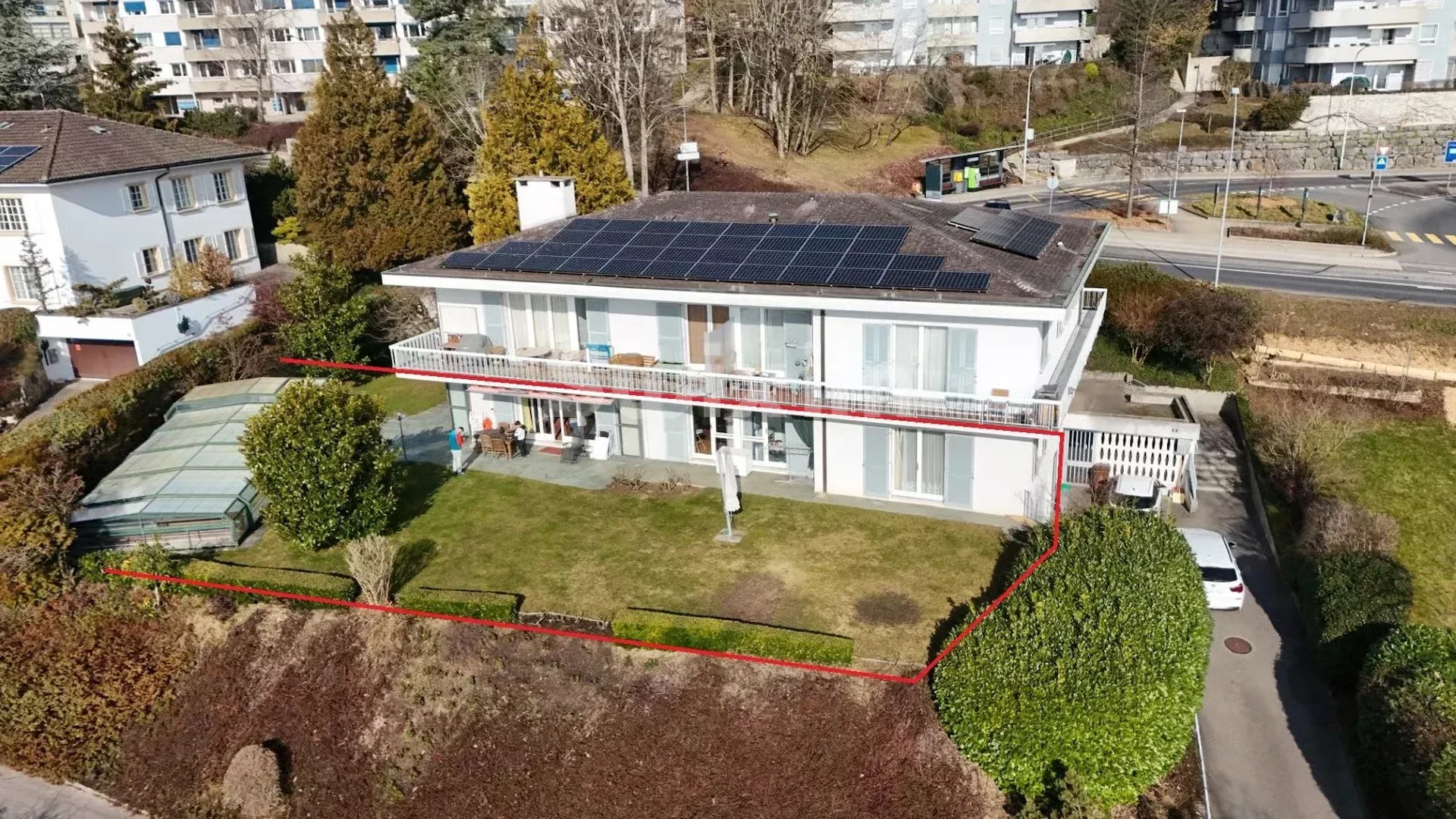 Villa-Wohnung mit Pool und Seeblick