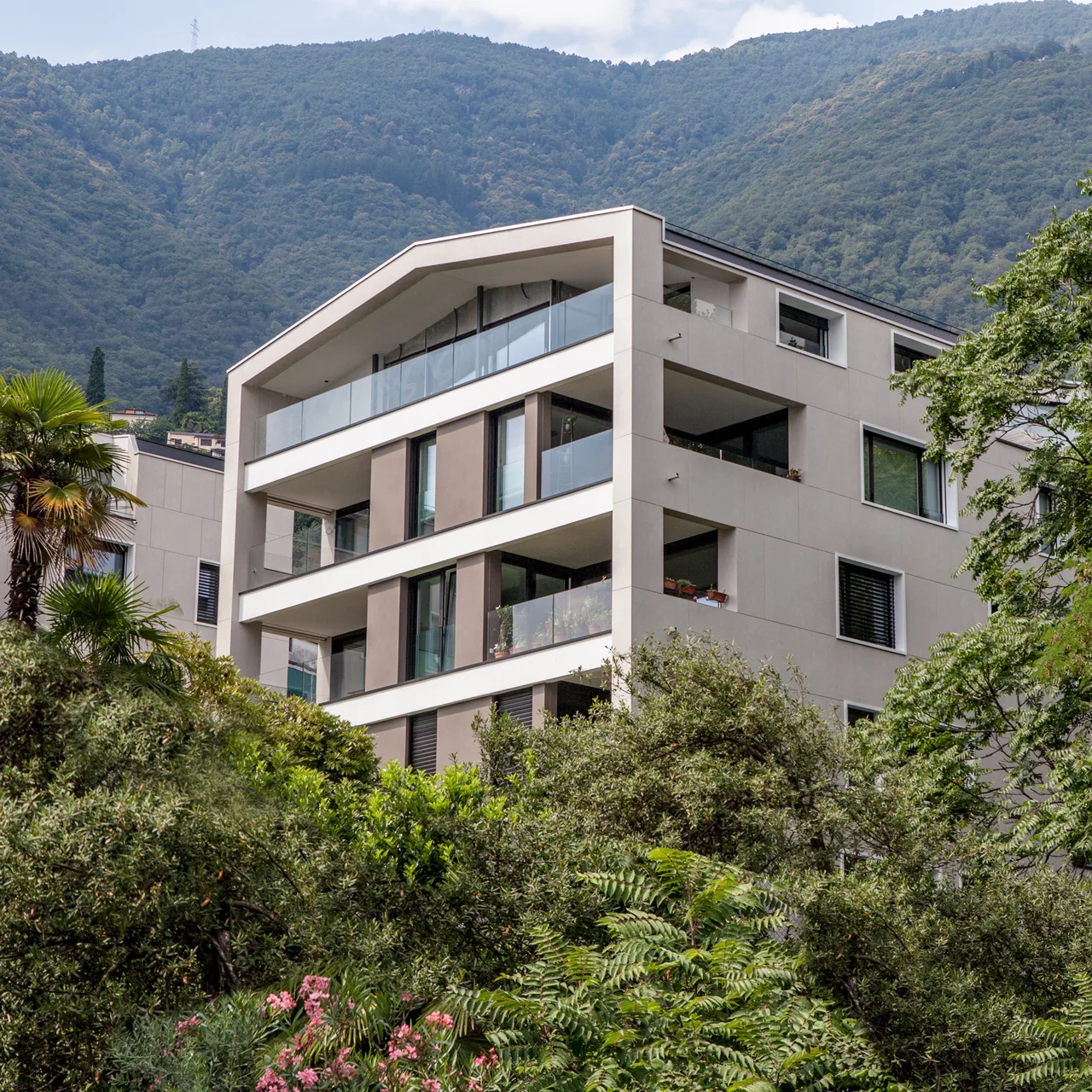 Affittasi posteggio Park-Lift nr. 5 in autorimessa