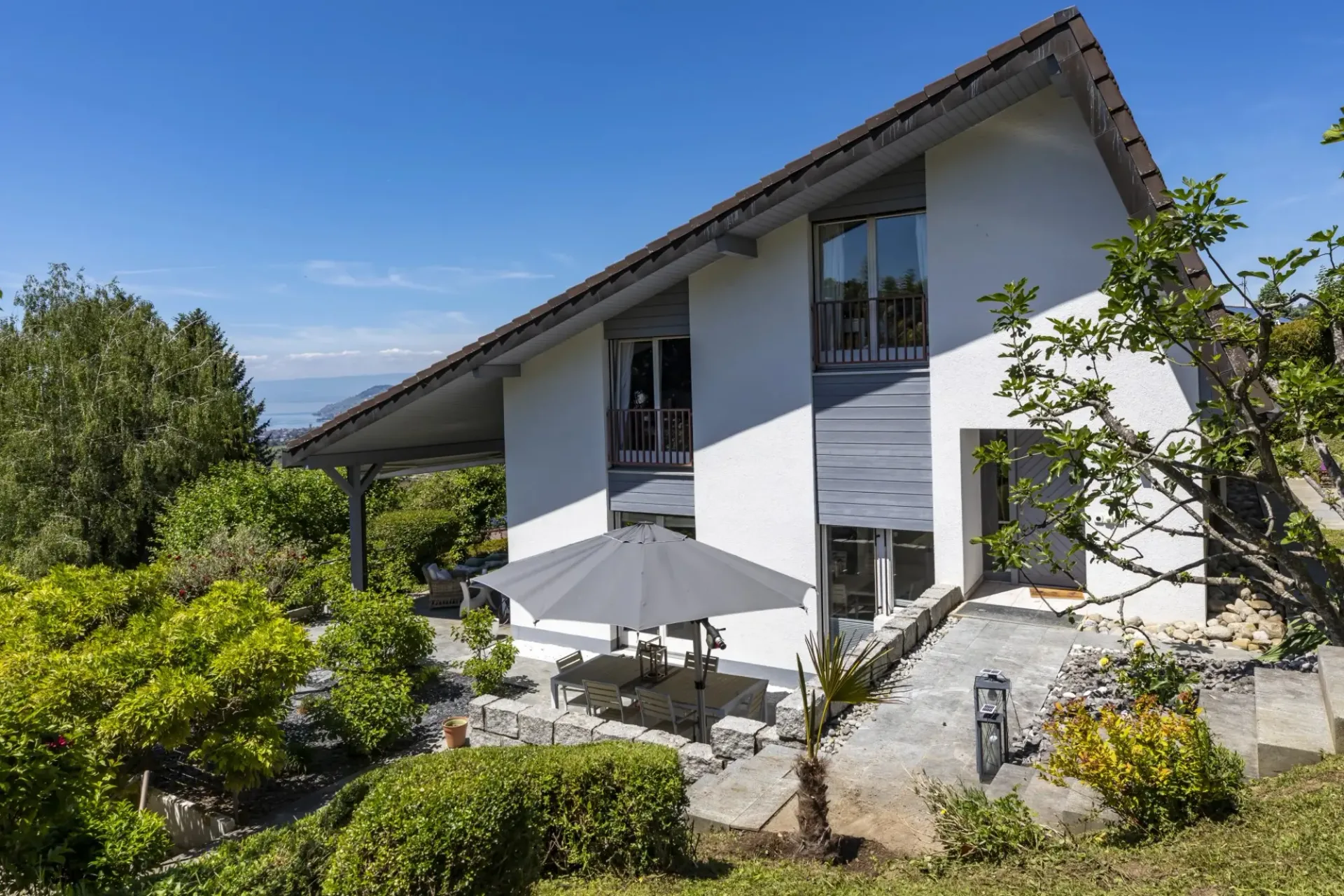 Bella proprietà di 6,5 locali in un ambiente verde con vista sul lago