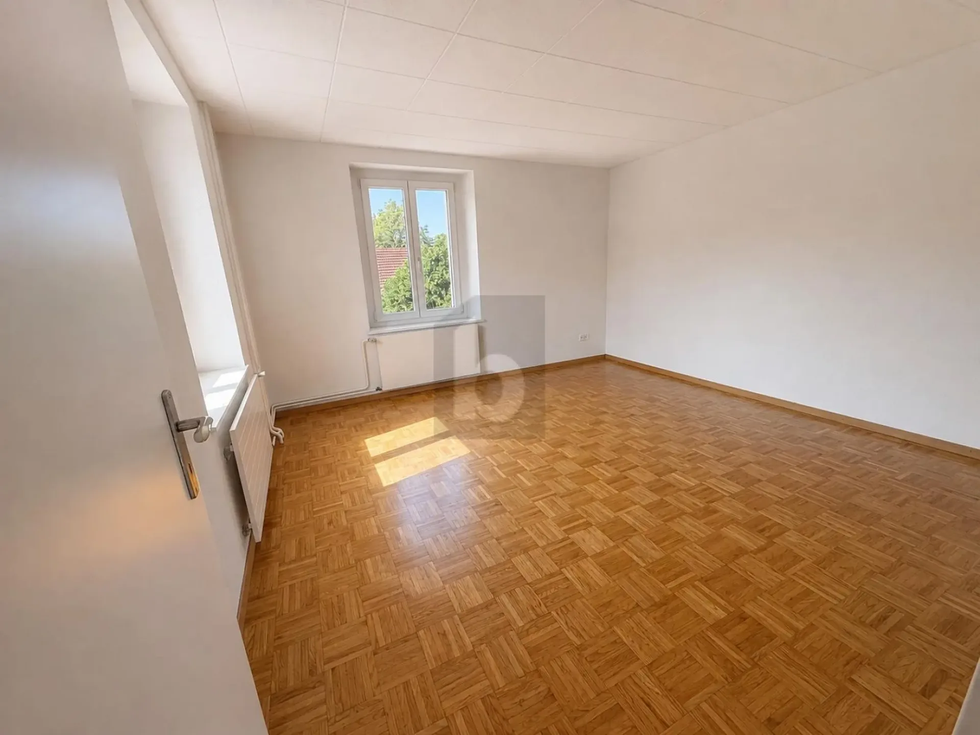 GERÄUMIGES 5-ZIMMER-WOHNUNG MIT SCHÖNEN RAUMHÖHEN