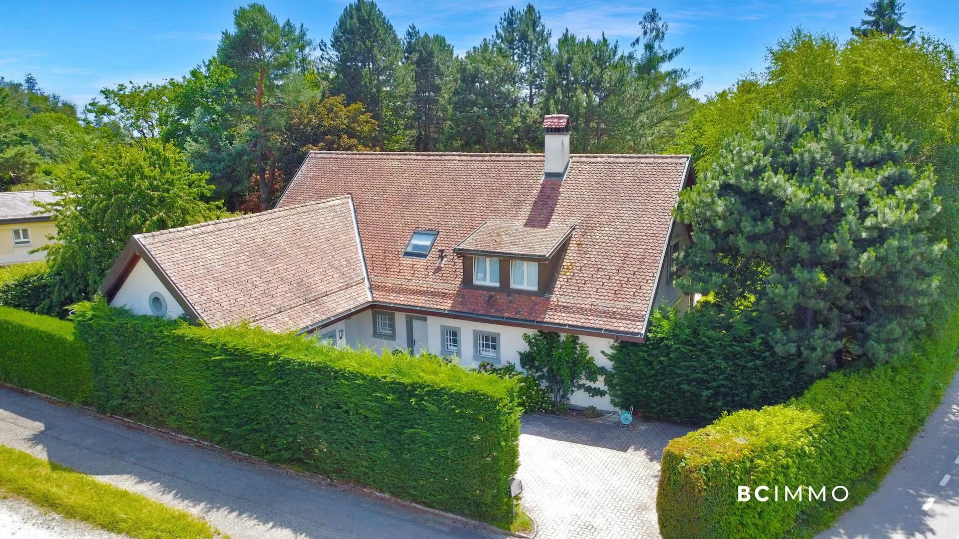 Villa mit hohem Standard und Innenpool