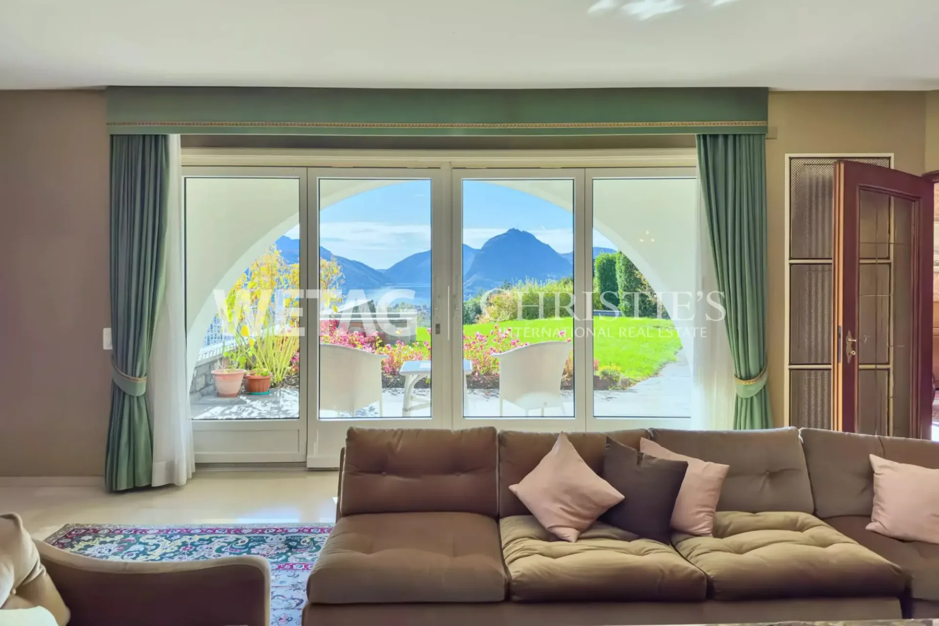 Repräsentative Villa in Lugano-Comano zu verkaufen, mit Aussenpool & herrlichem Blick auf den Luganersee