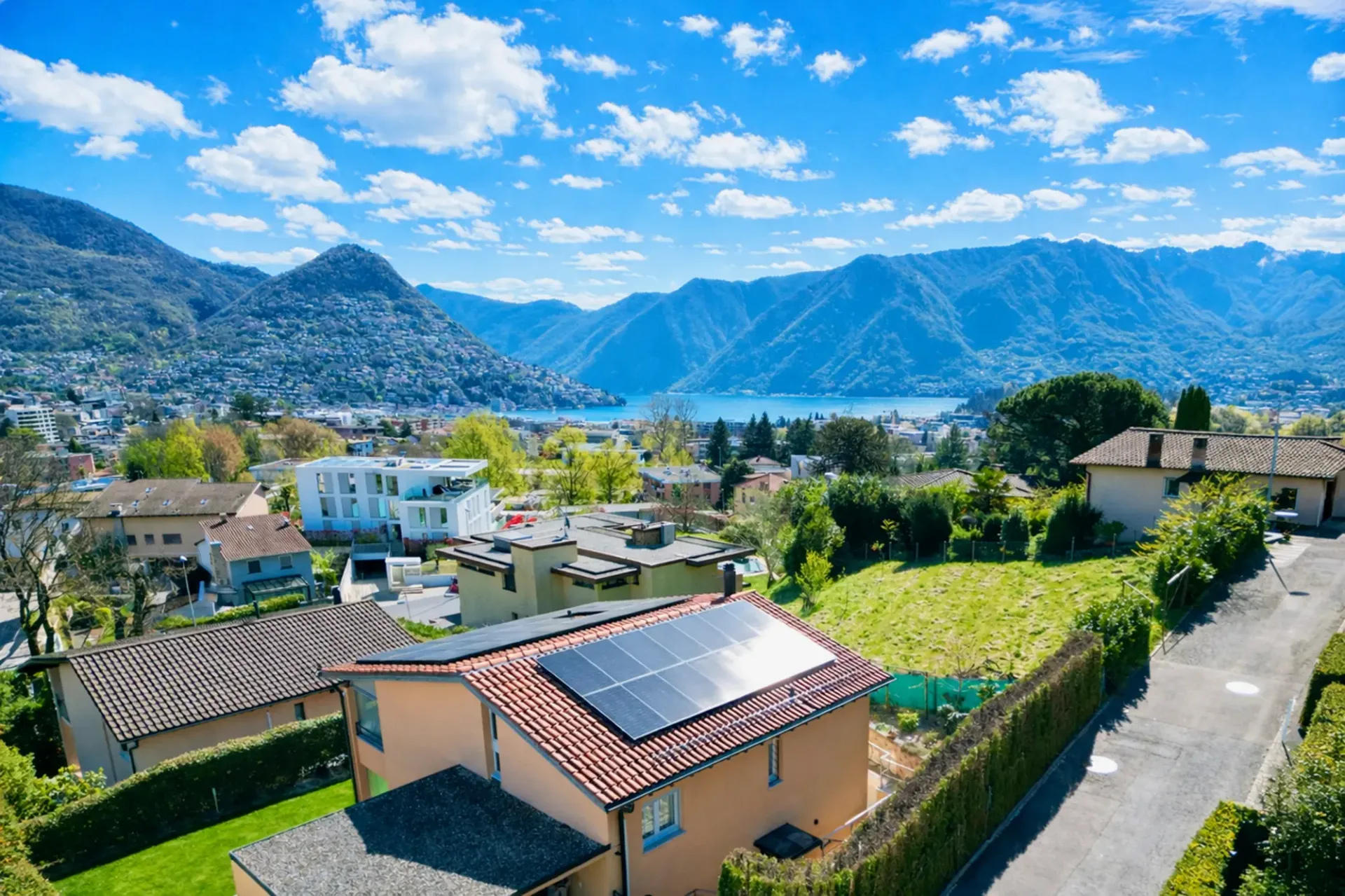 Villa con Vista Panoramica sulle Montagne e sul Lago di Lugano