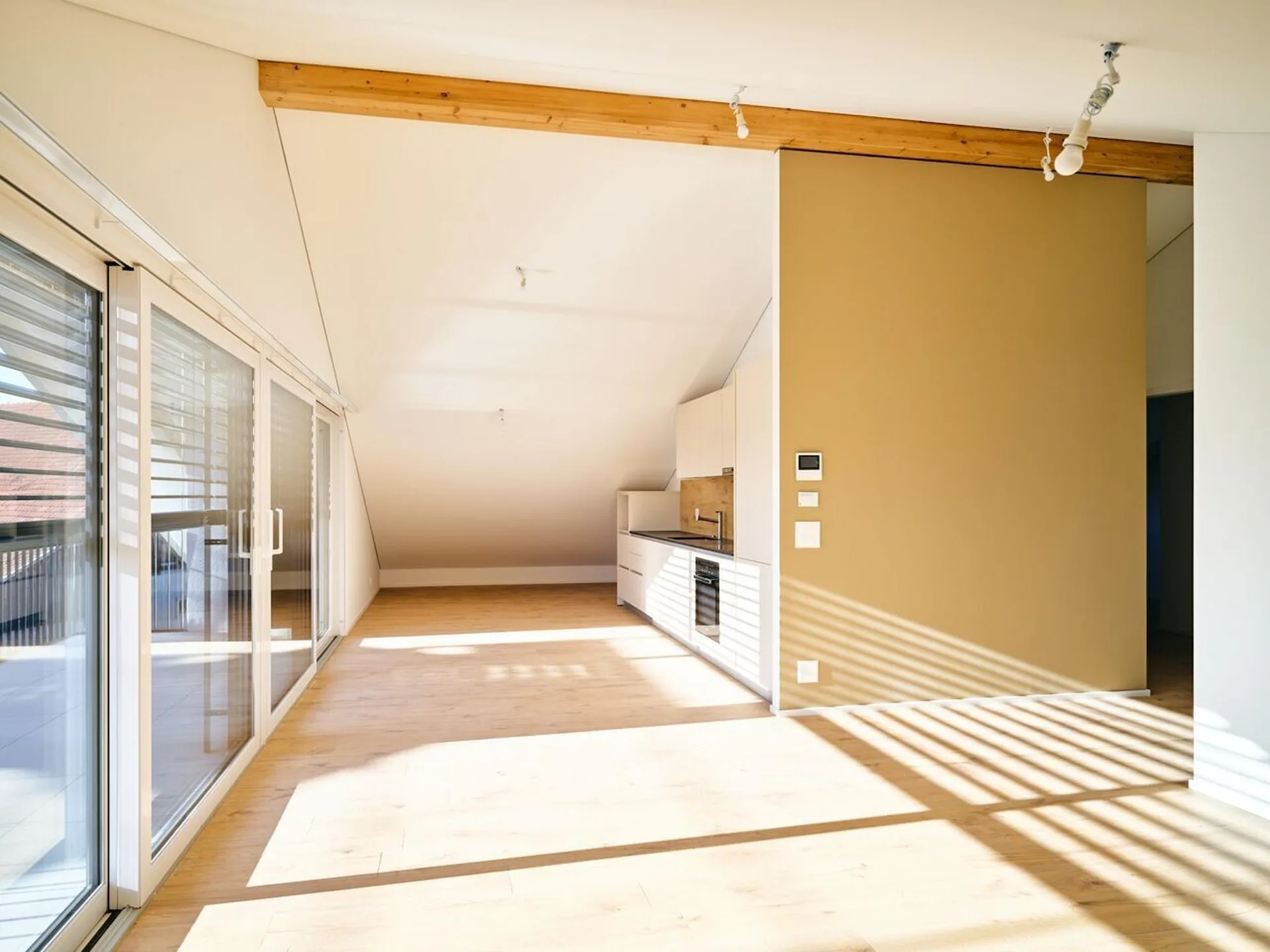 Luxuriöse 3.5-Zimmer-Mansarde mit großer Glasfront auf Balkon