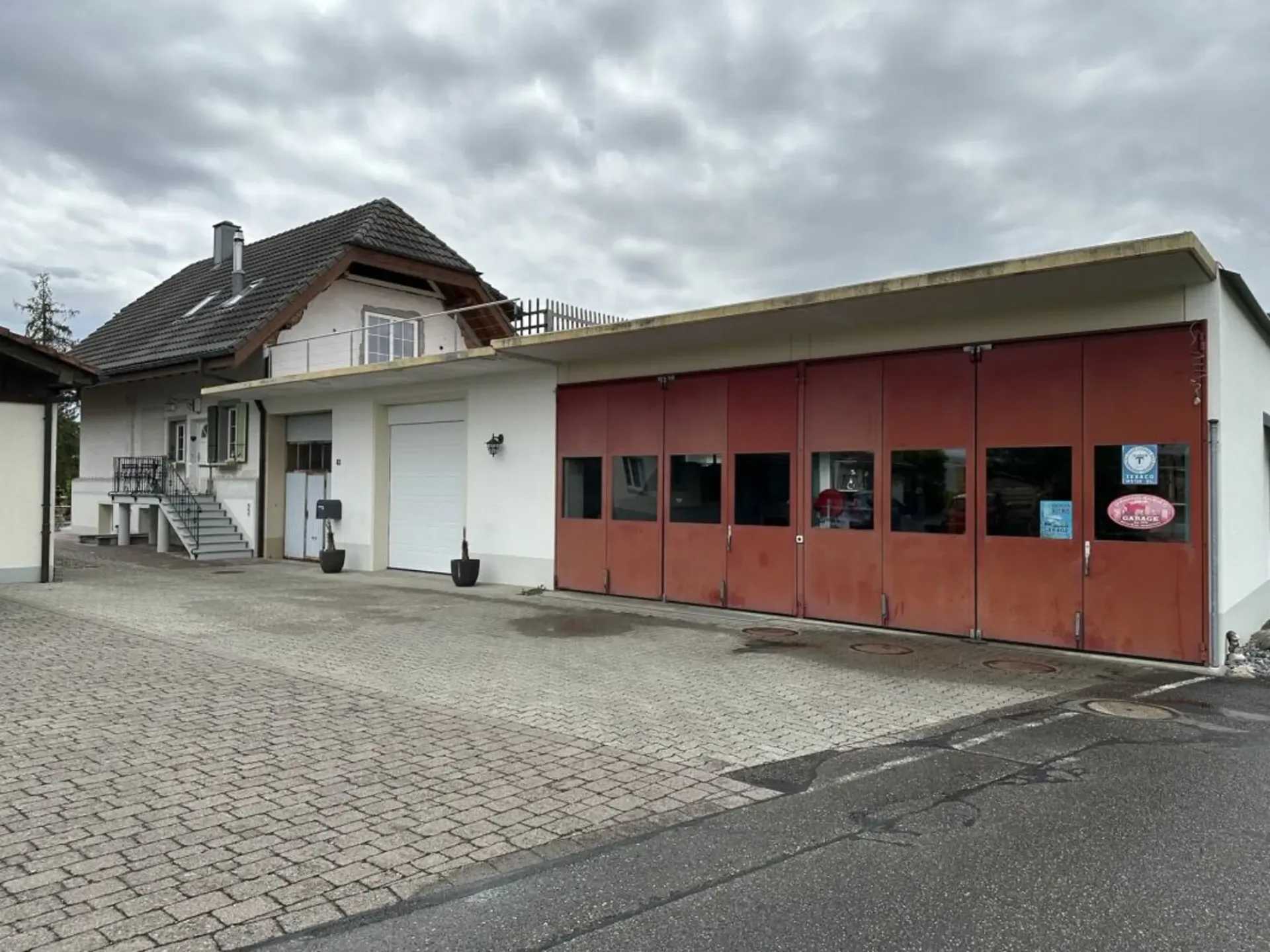 Liebevoll saniertes Wohnhaus mit Werkstatt und viel Platz für Ihre Fahrzeuge