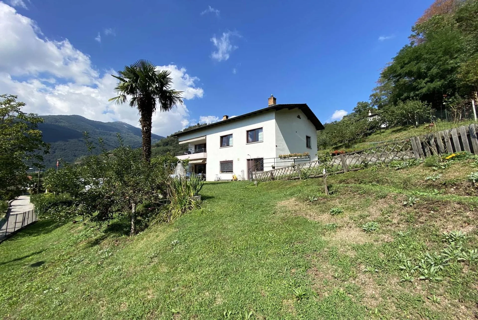 BIFAMILIENHAUS MIT 8,5 ZIMMERN UND BAUGRUNDSTÜCK IN LAMONE