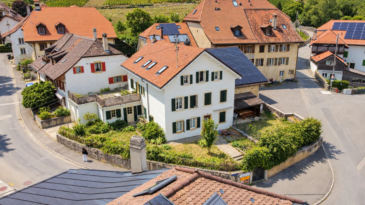 Renovierte Dorfvilla im Herzen von Bonvillars mit Garage
